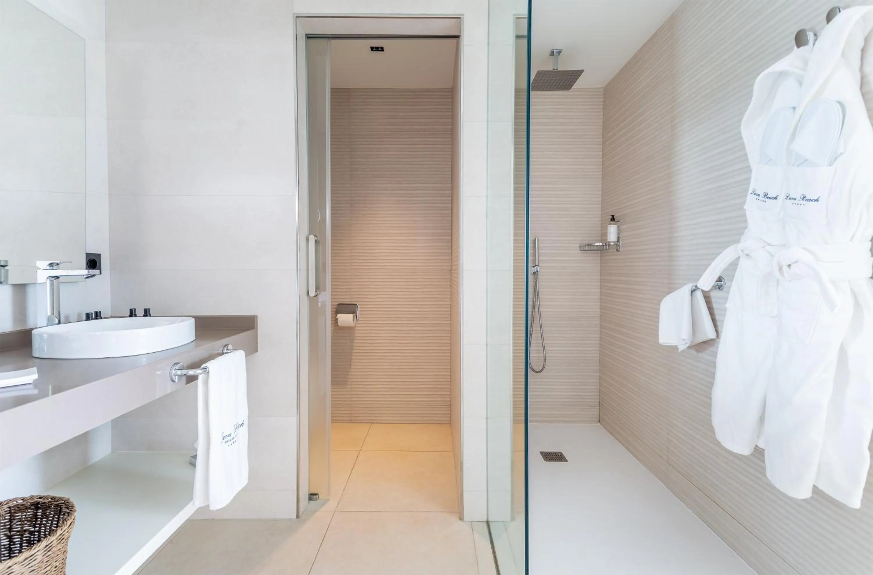 Shower in Hotel Lava Beach