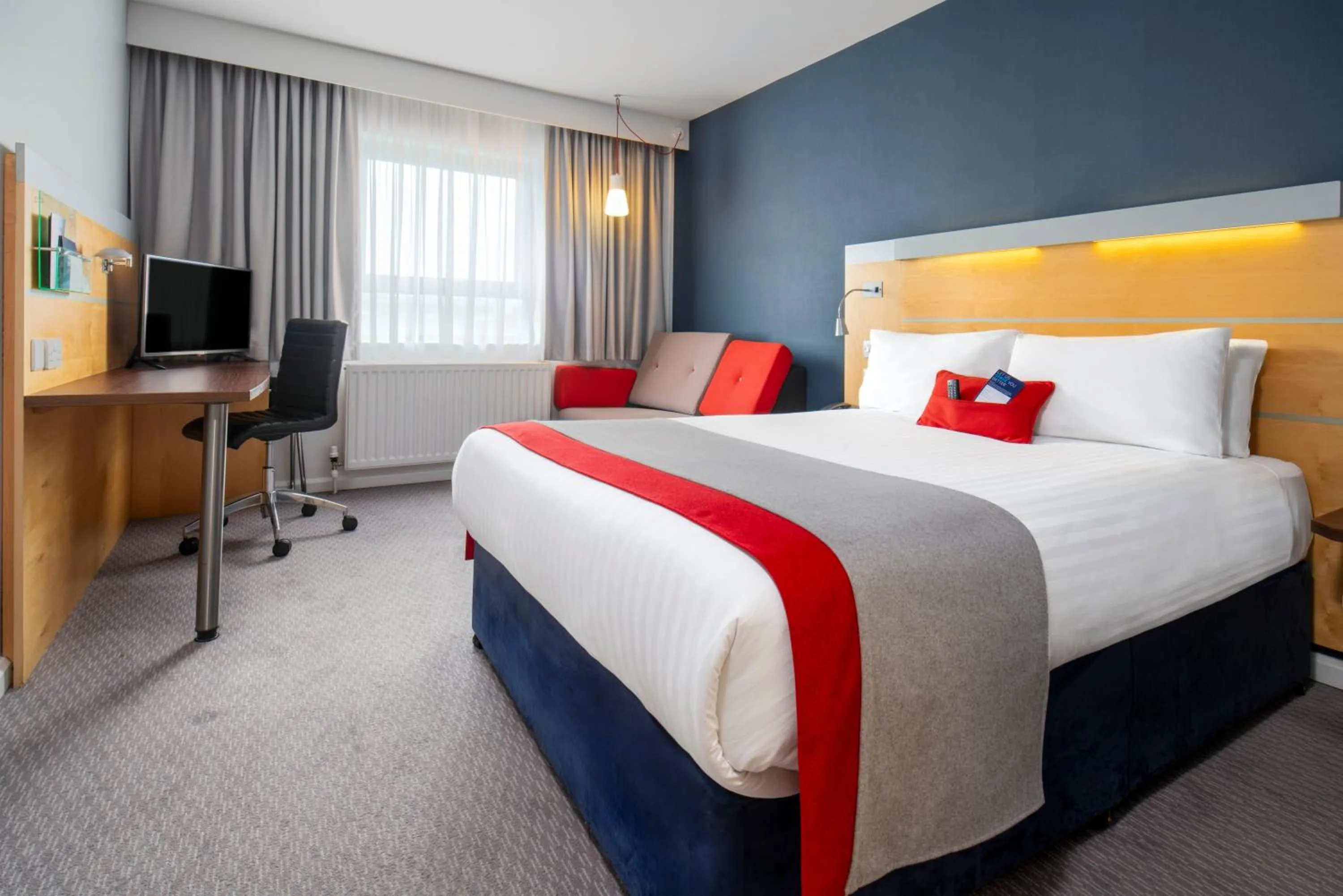 Photo of the whole room, Bed in Holiday Inn Express Antrim by IHG