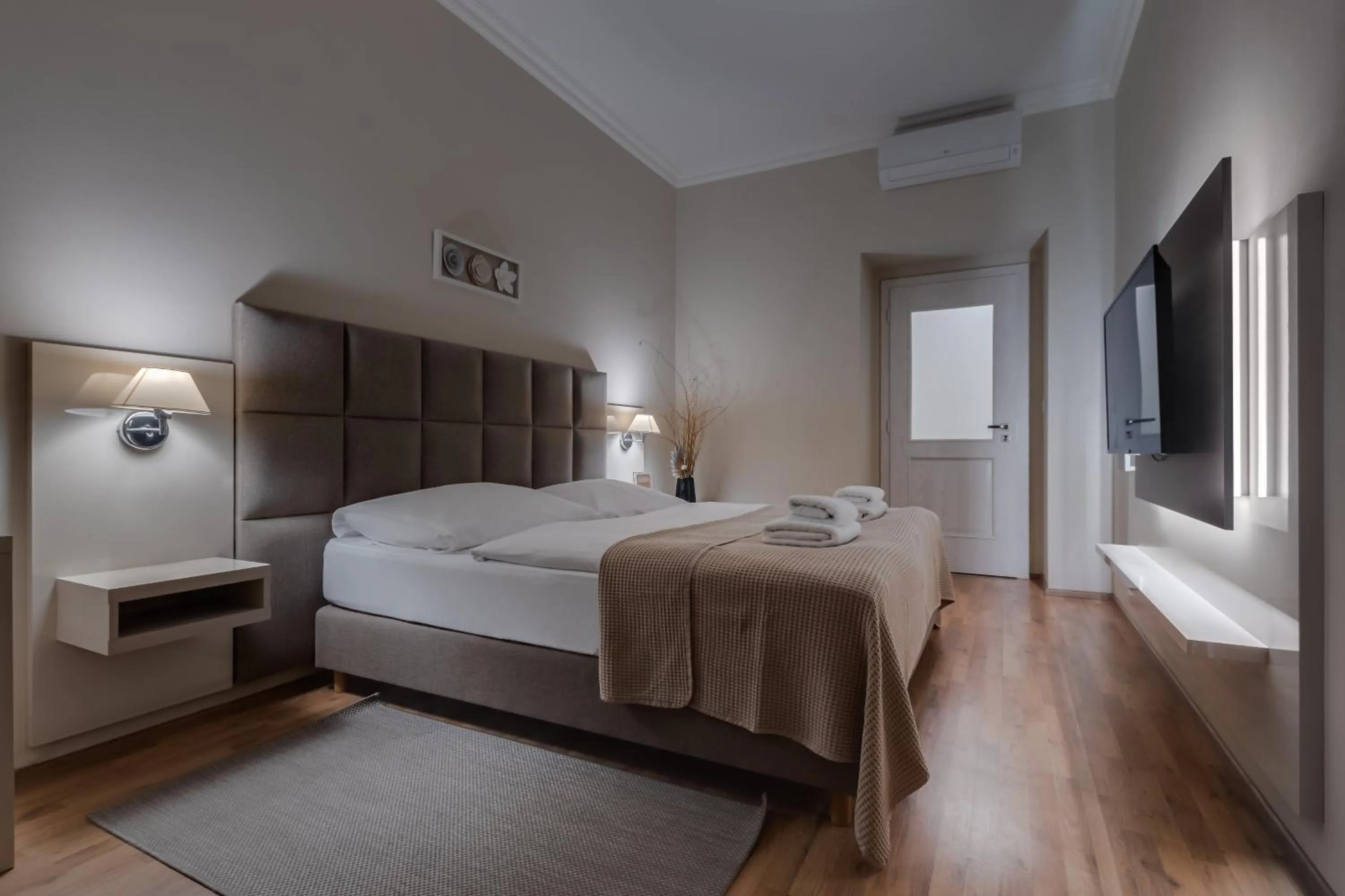 Bed in Louren Apartments