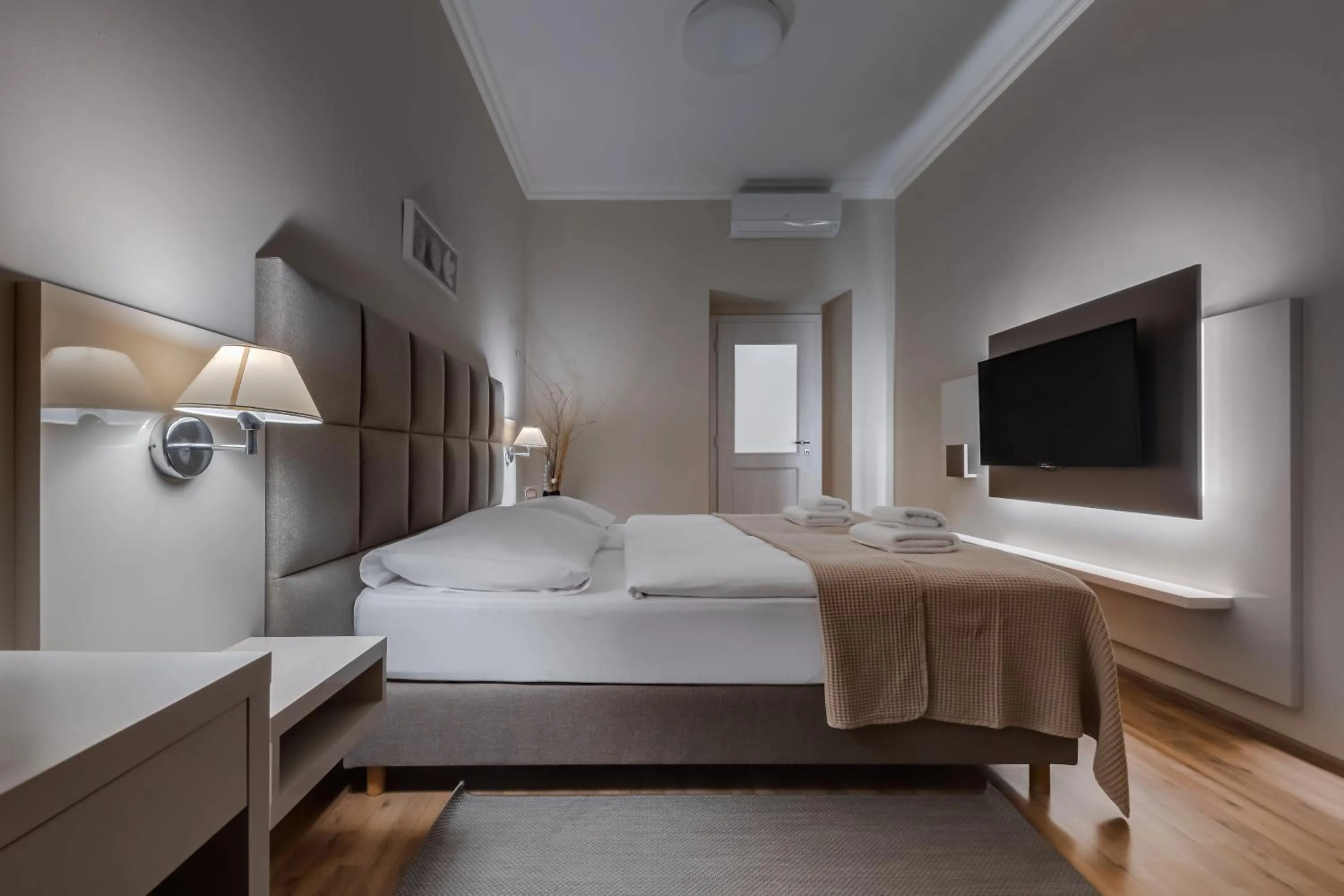 Bed in Louren Apartments