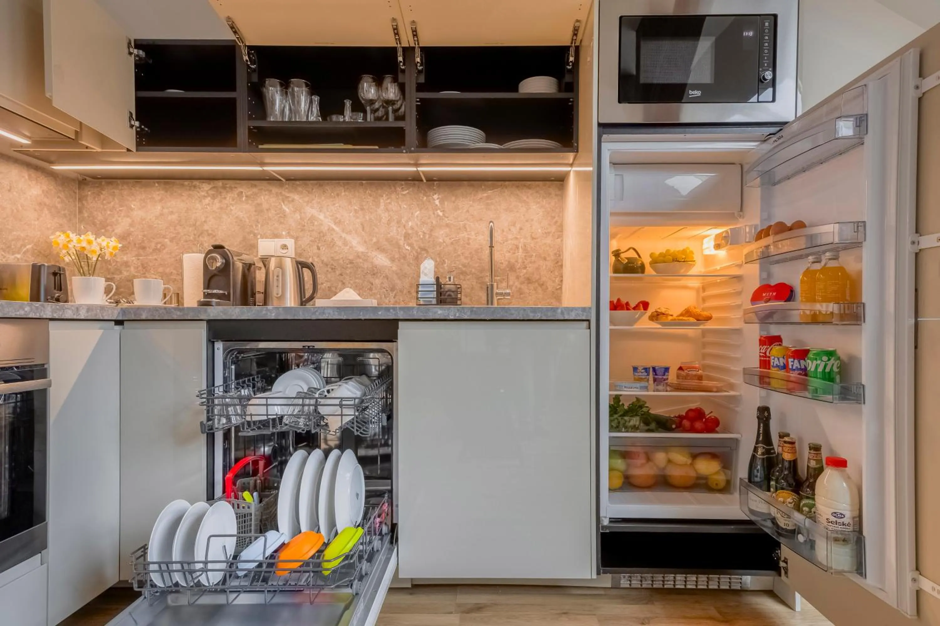 Coffee/tea facilities in Louren Apartments