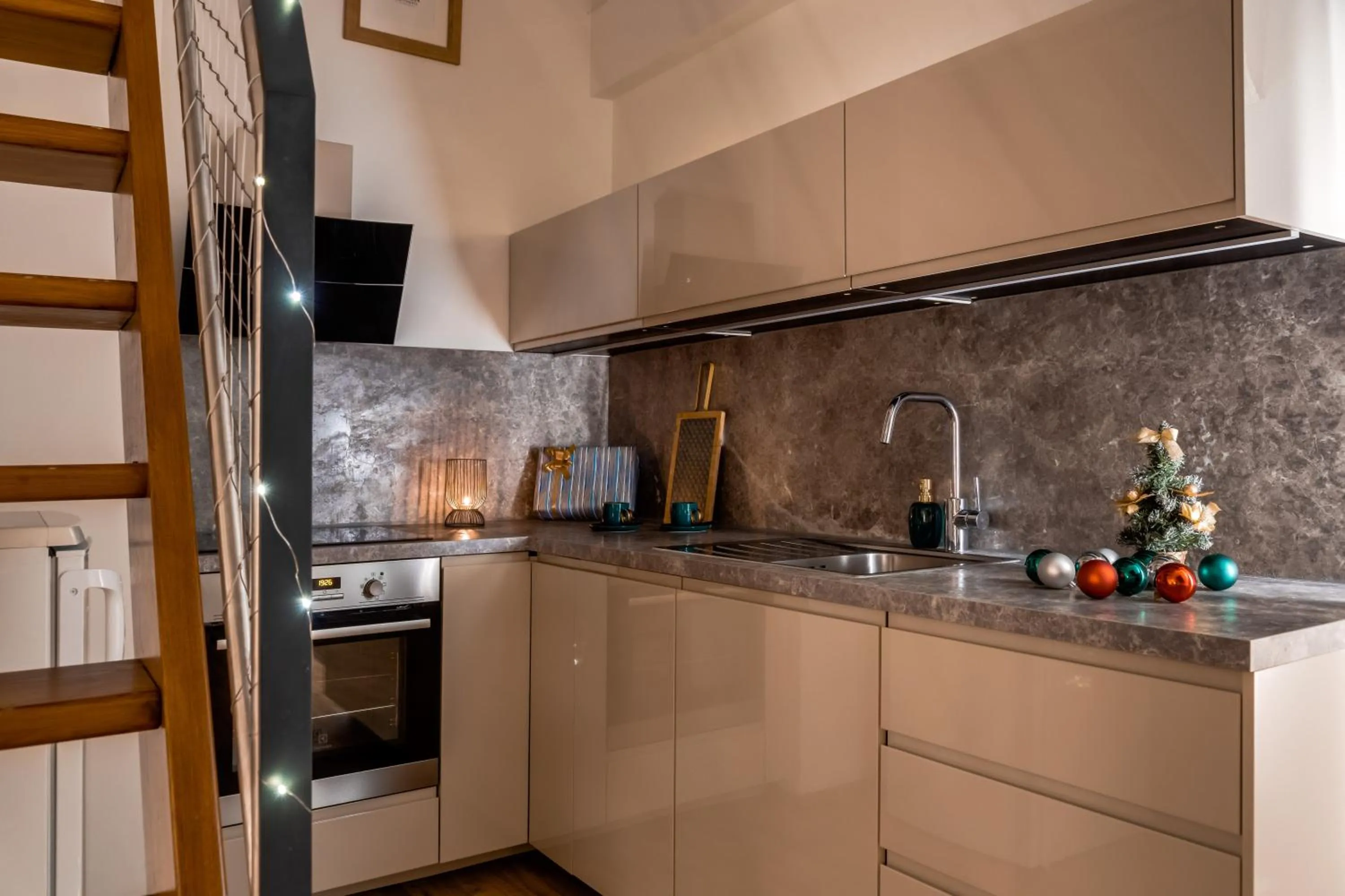 Kitchen or kitchenette in Louren Apartments