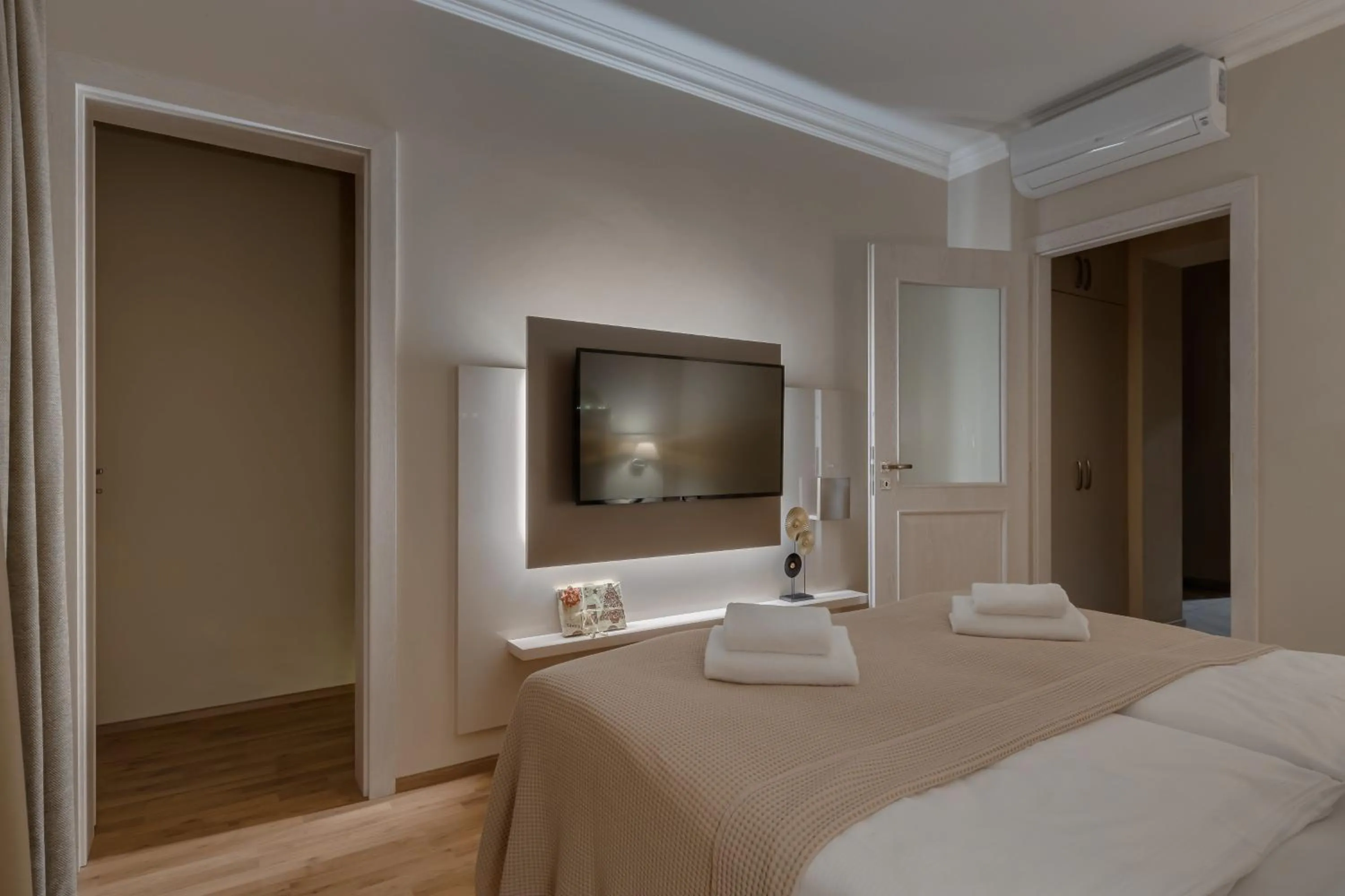 Bed in Louren Apartments