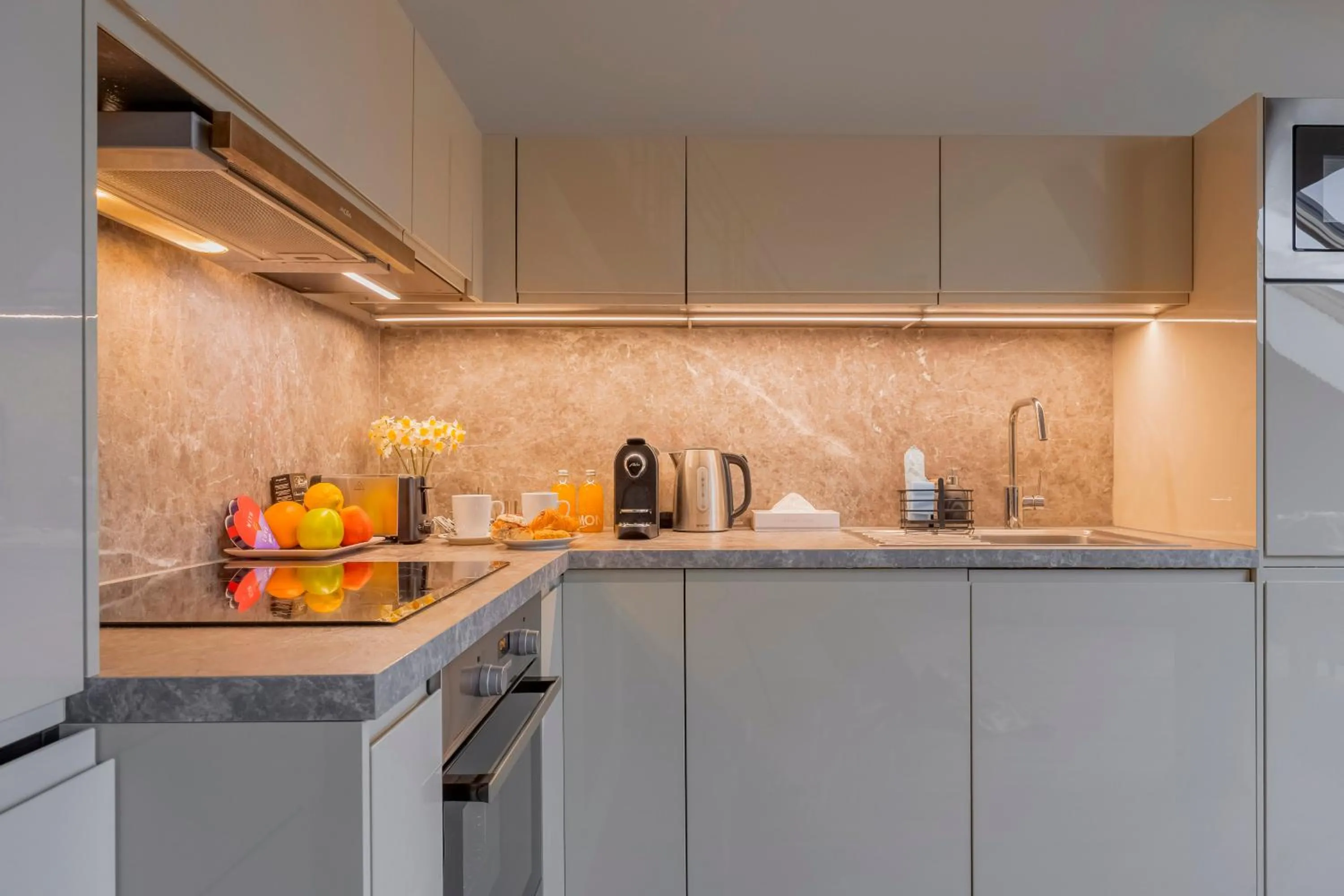 Coffee/tea facilities in Louren Apartments