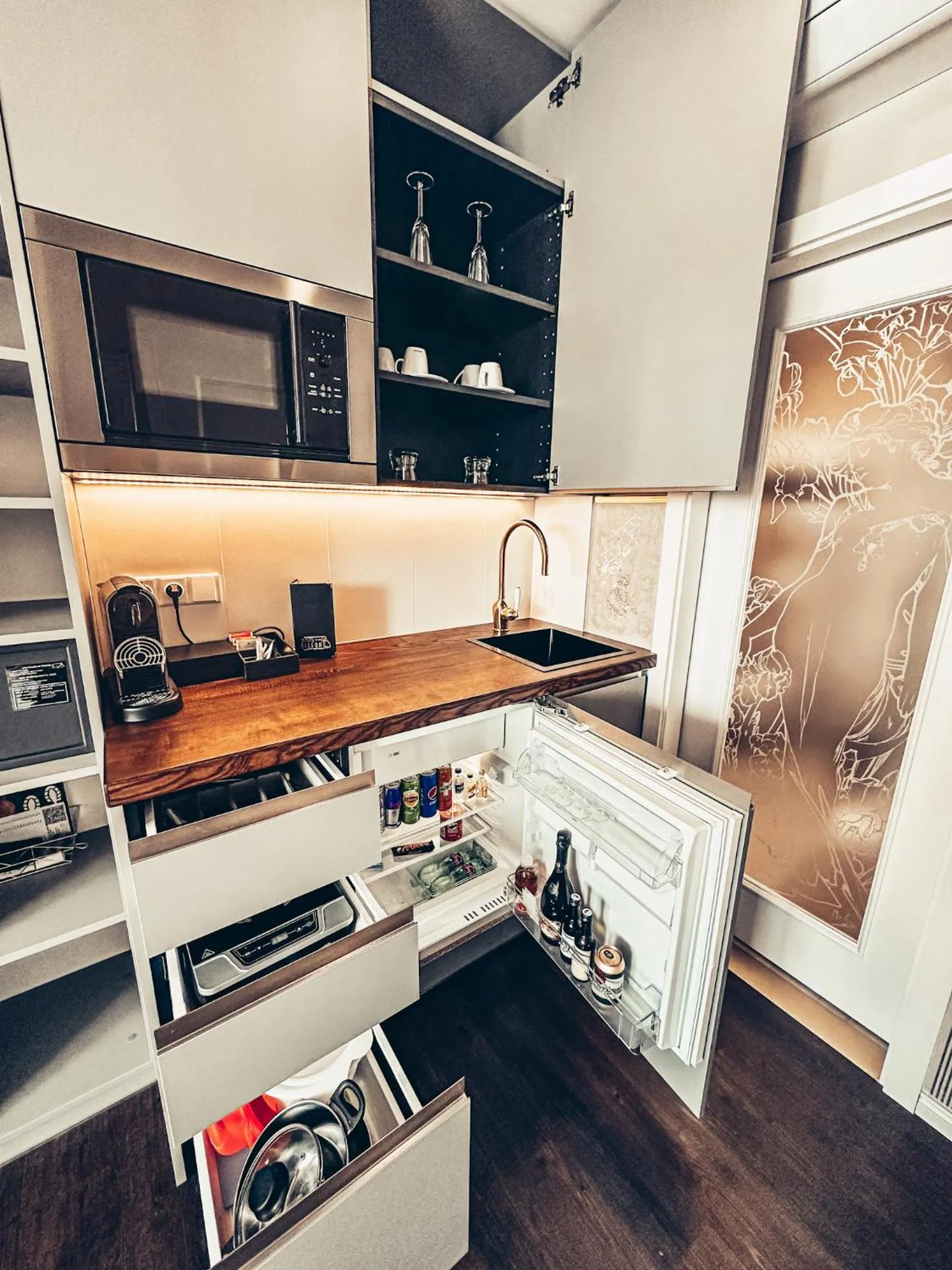 Kitchen or kitchenette in Alfons Boutique Hotel