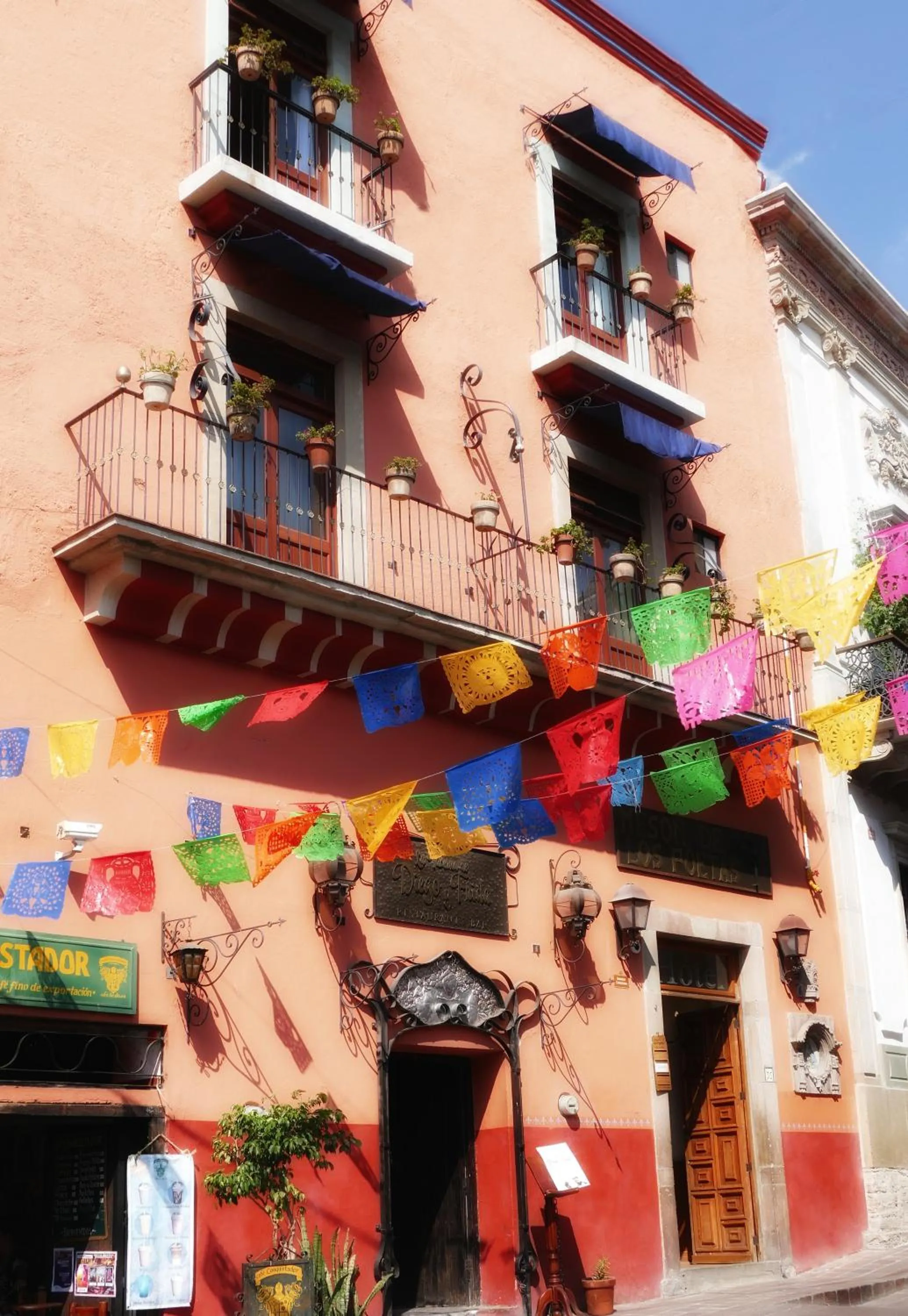 Property building in El Meson de los Poetas