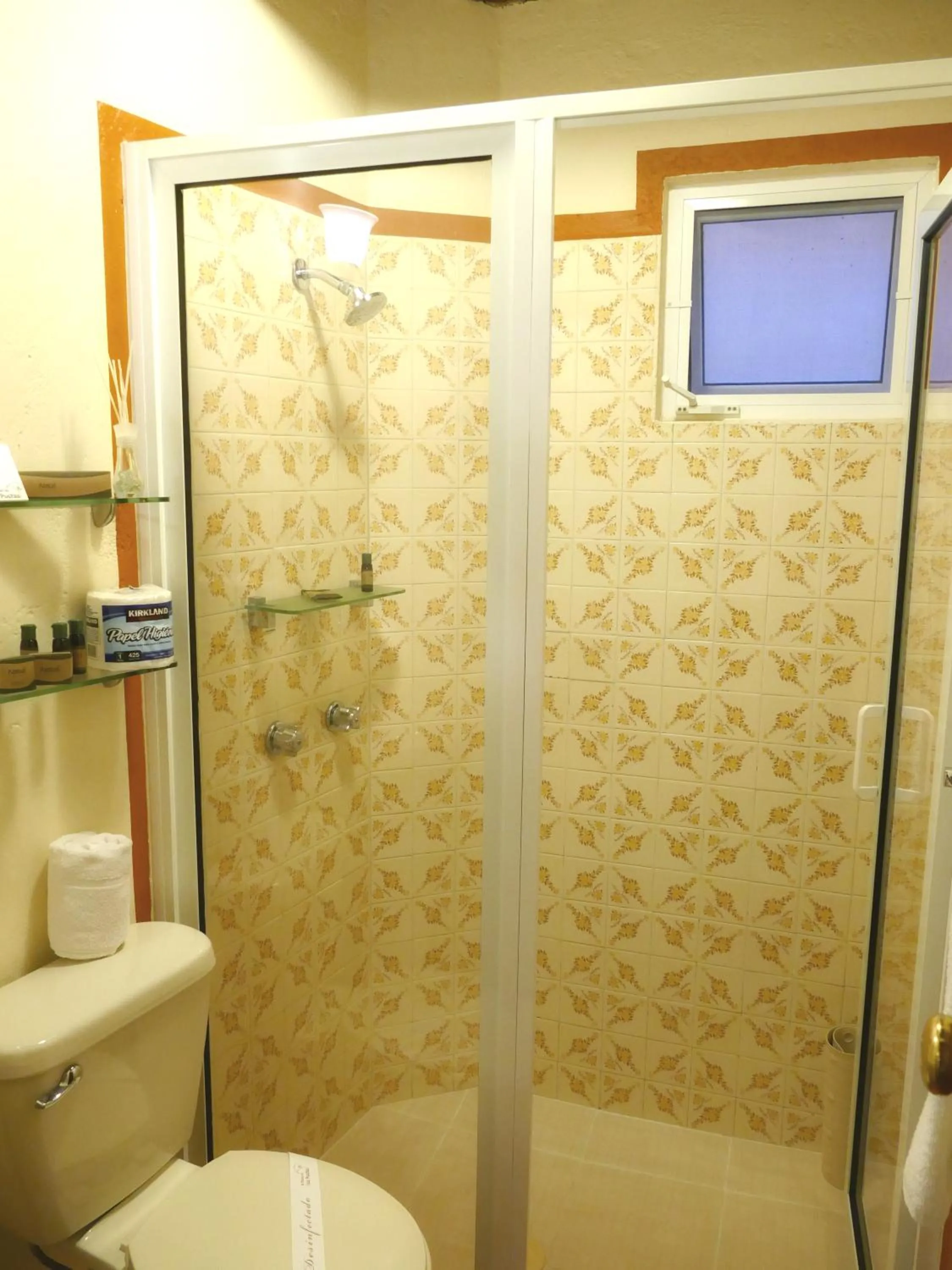 Bathroom in El Meson de los Poetas