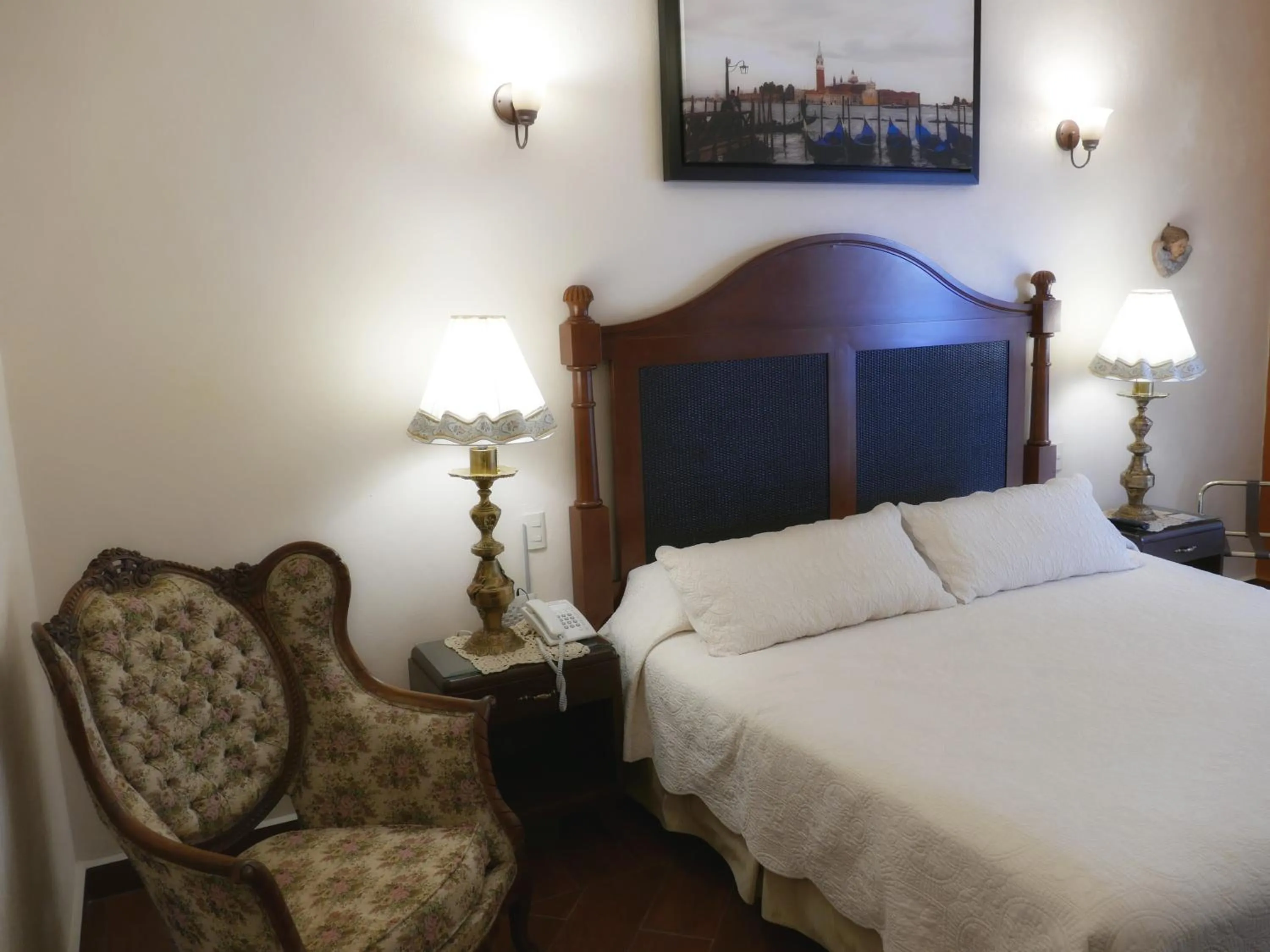 Photo of the whole room, Bed in El Meson de los Poetas