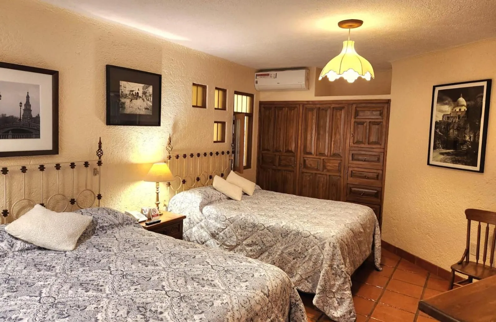 Bed in El Meson de los Poetas