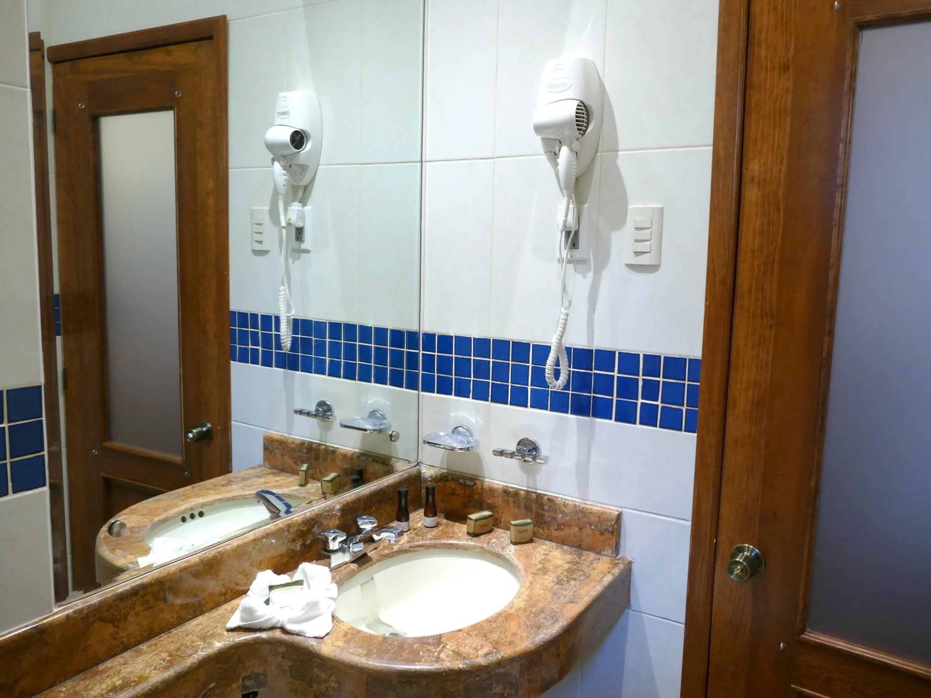 Bathroom in El Meson de los Poetas