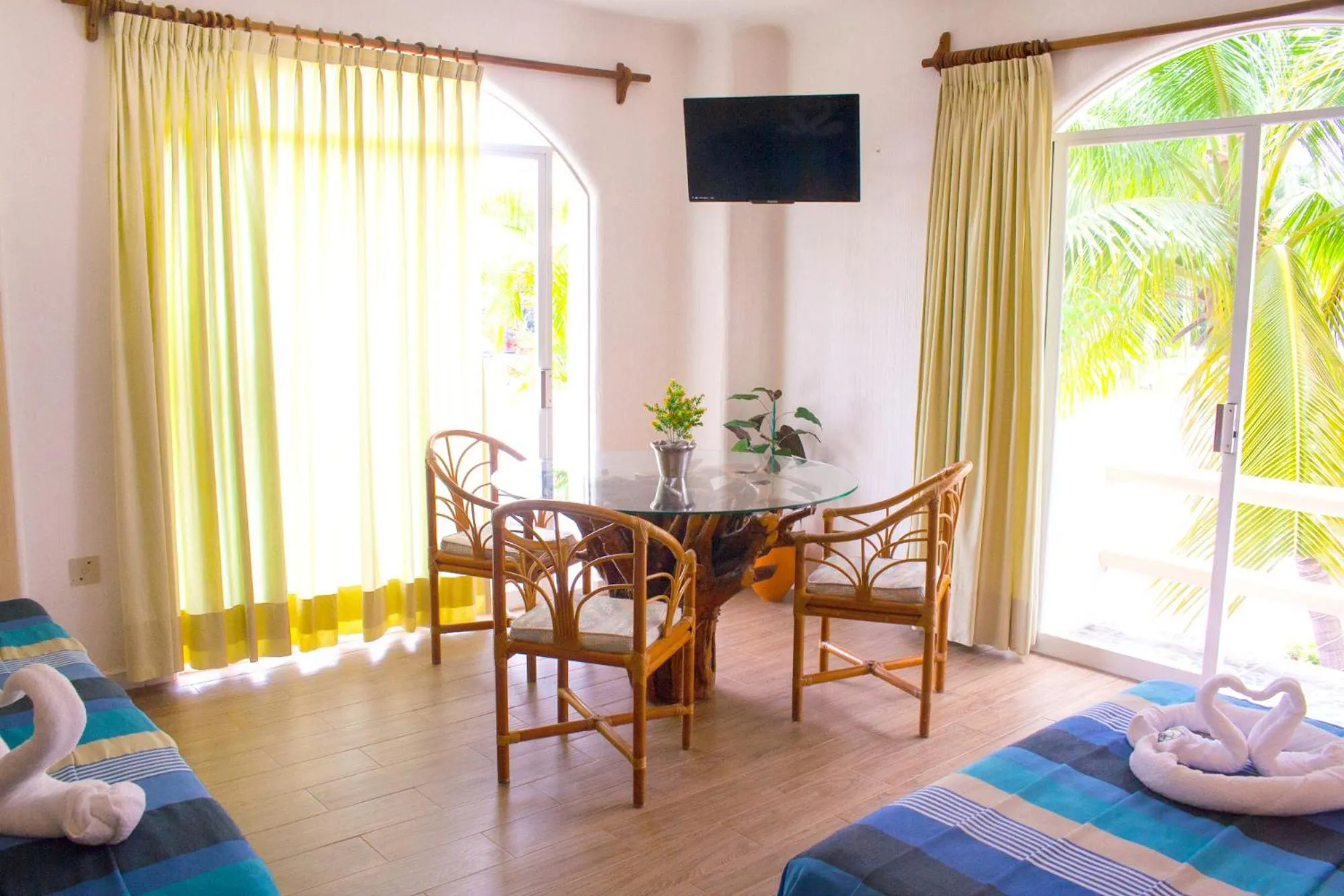 Seating area, Bed in Hotel Bahia Huatulco