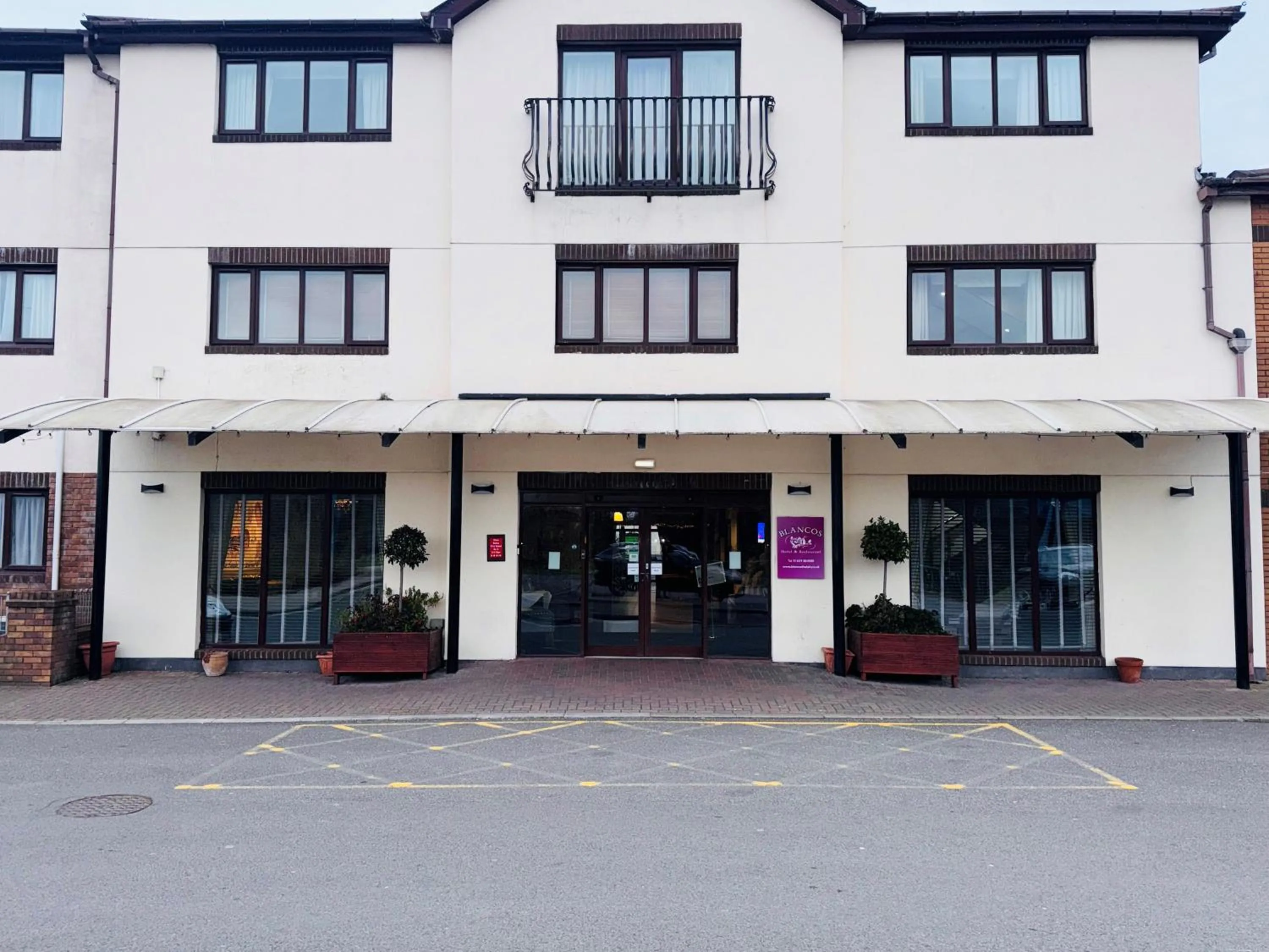 Facade/entrance in Blanco's Hotel