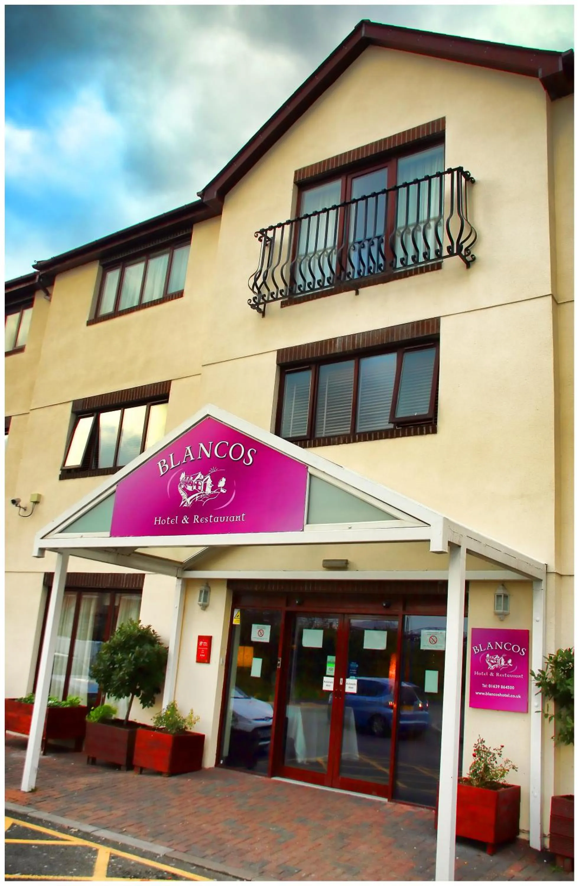 Facade/entrance in Blanco's Hotel