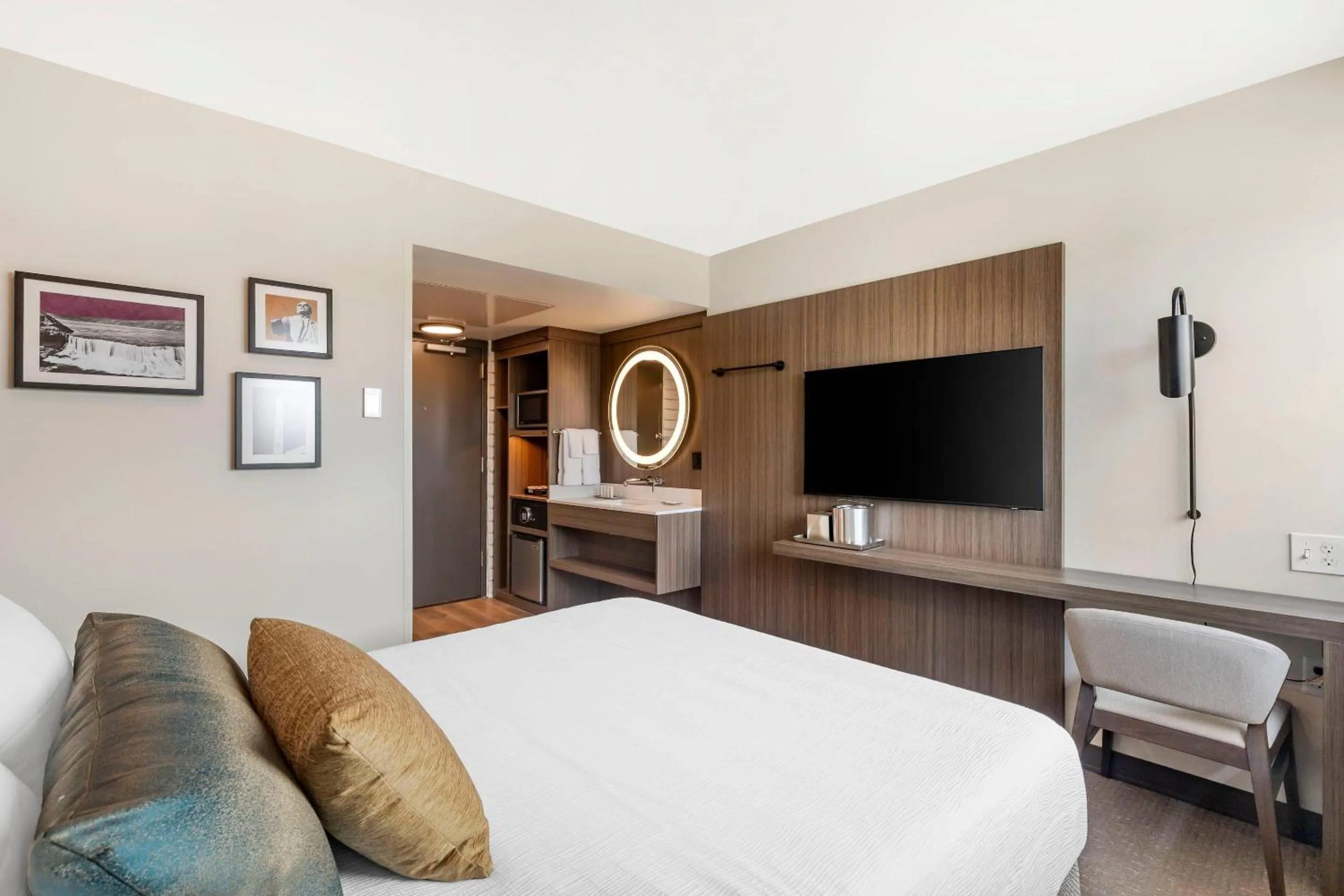 Bedroom in The Gibson Hotel Great Falls, an Ascend Collection Hotel