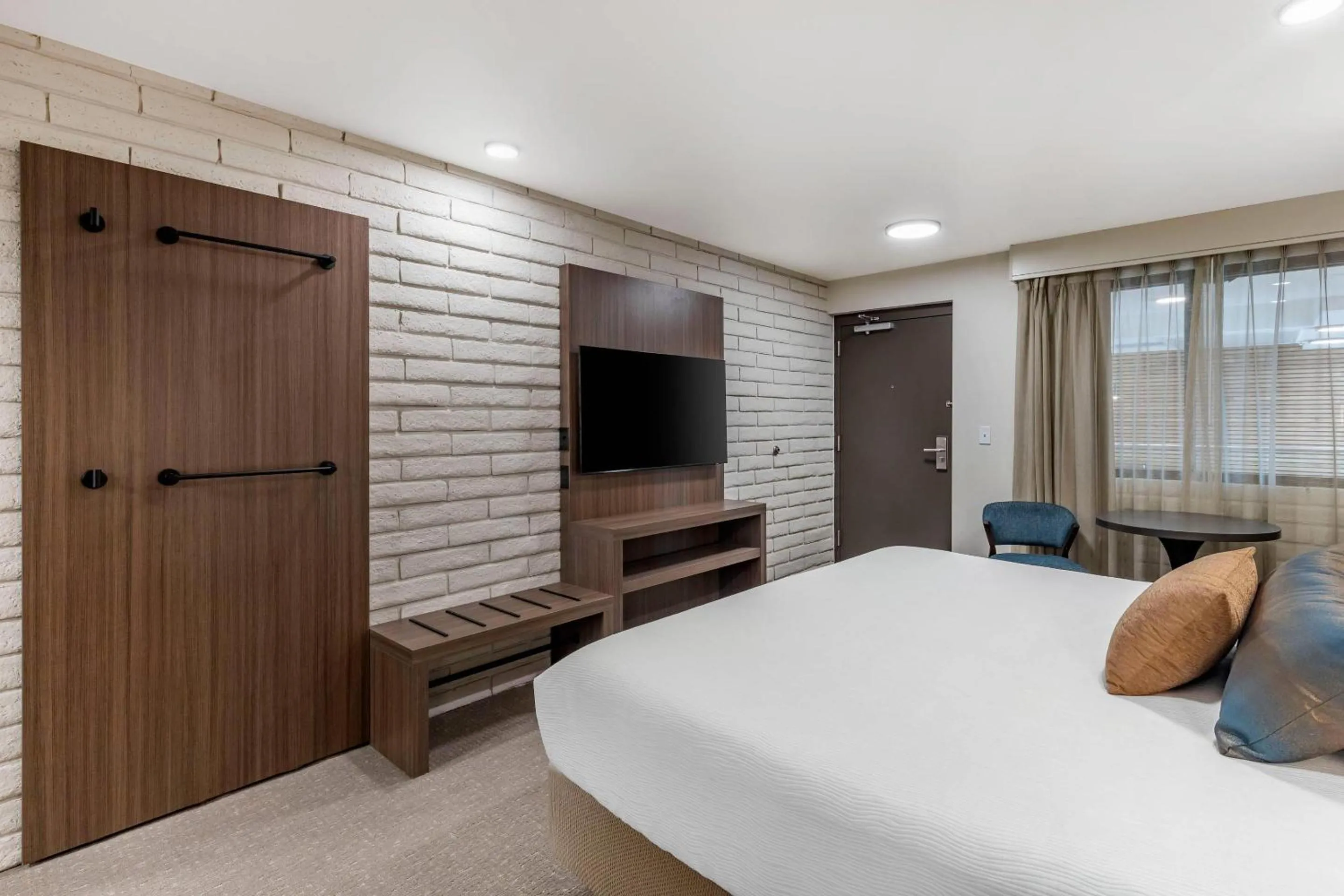 Bedroom in The Gibson Hotel Great Falls, an Ascend Collection Hotel