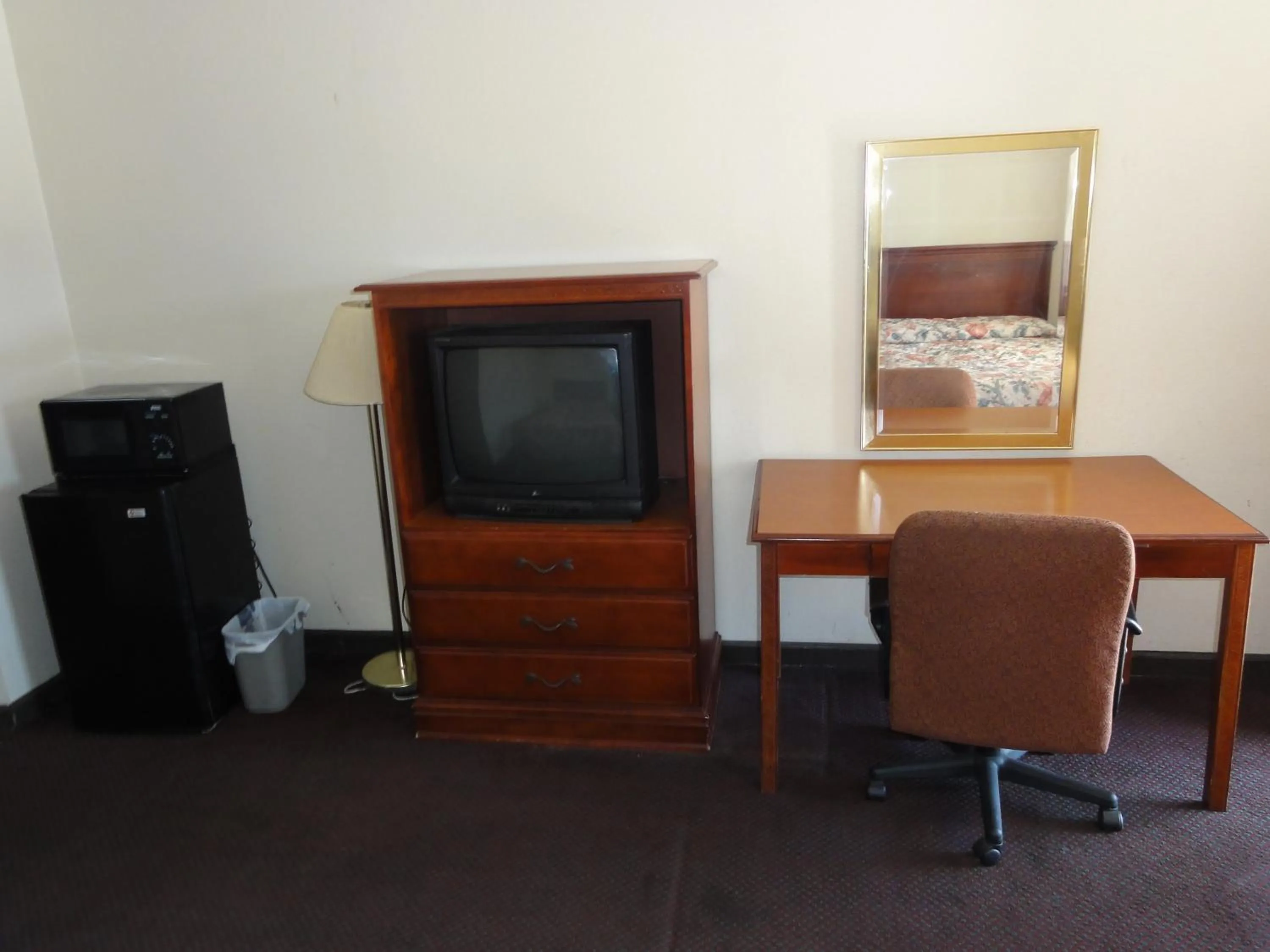 TV/Entertainment Center in Budget Inn Selma