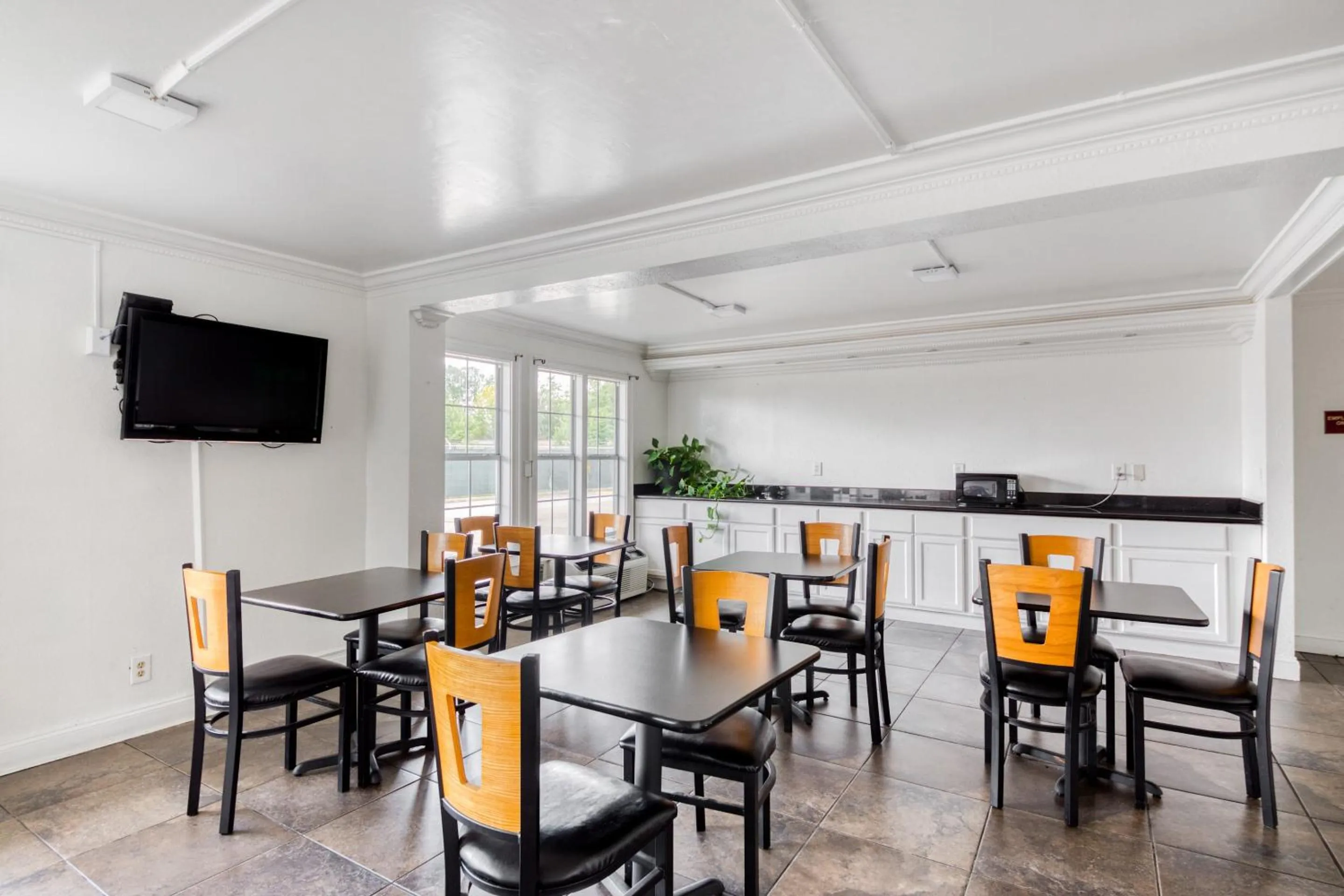 Dining area in OYO Hotel Baton Rouge East I-12 Louisiana