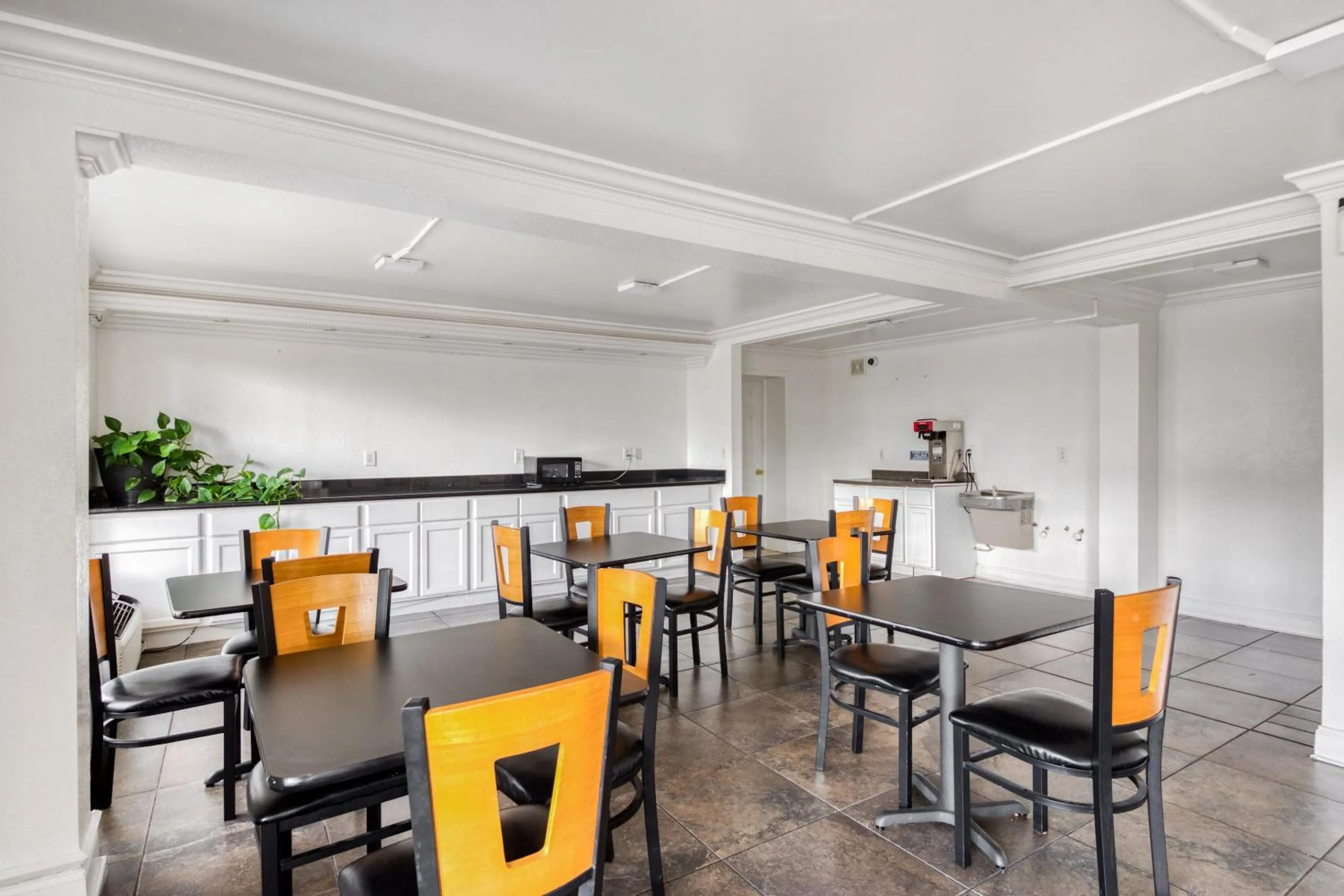 Dining area in OYO Hotel Baton Rouge East I-12 Louisiana