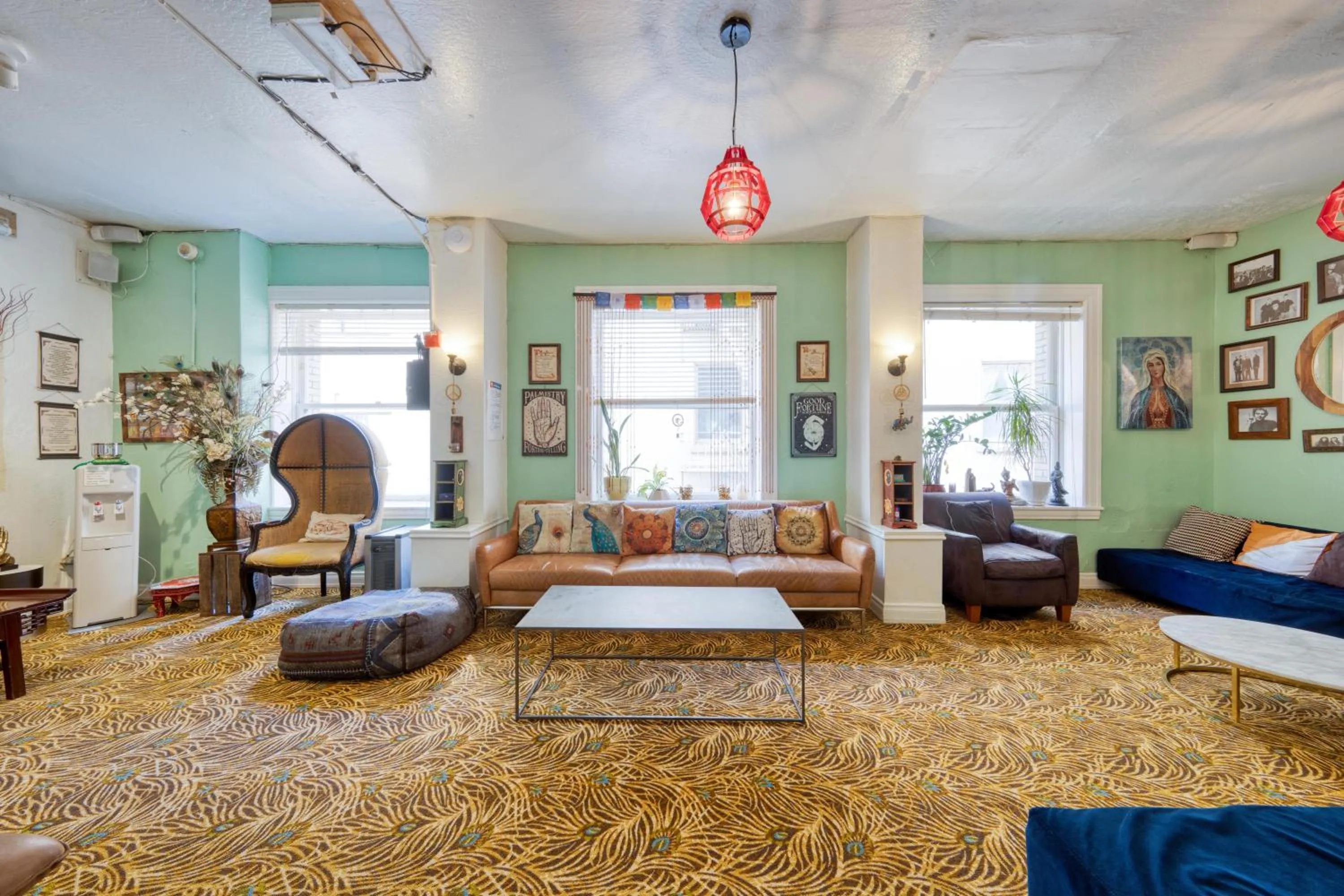 Communal lounge/ TV room in HI San Francisco Downtown Hostel