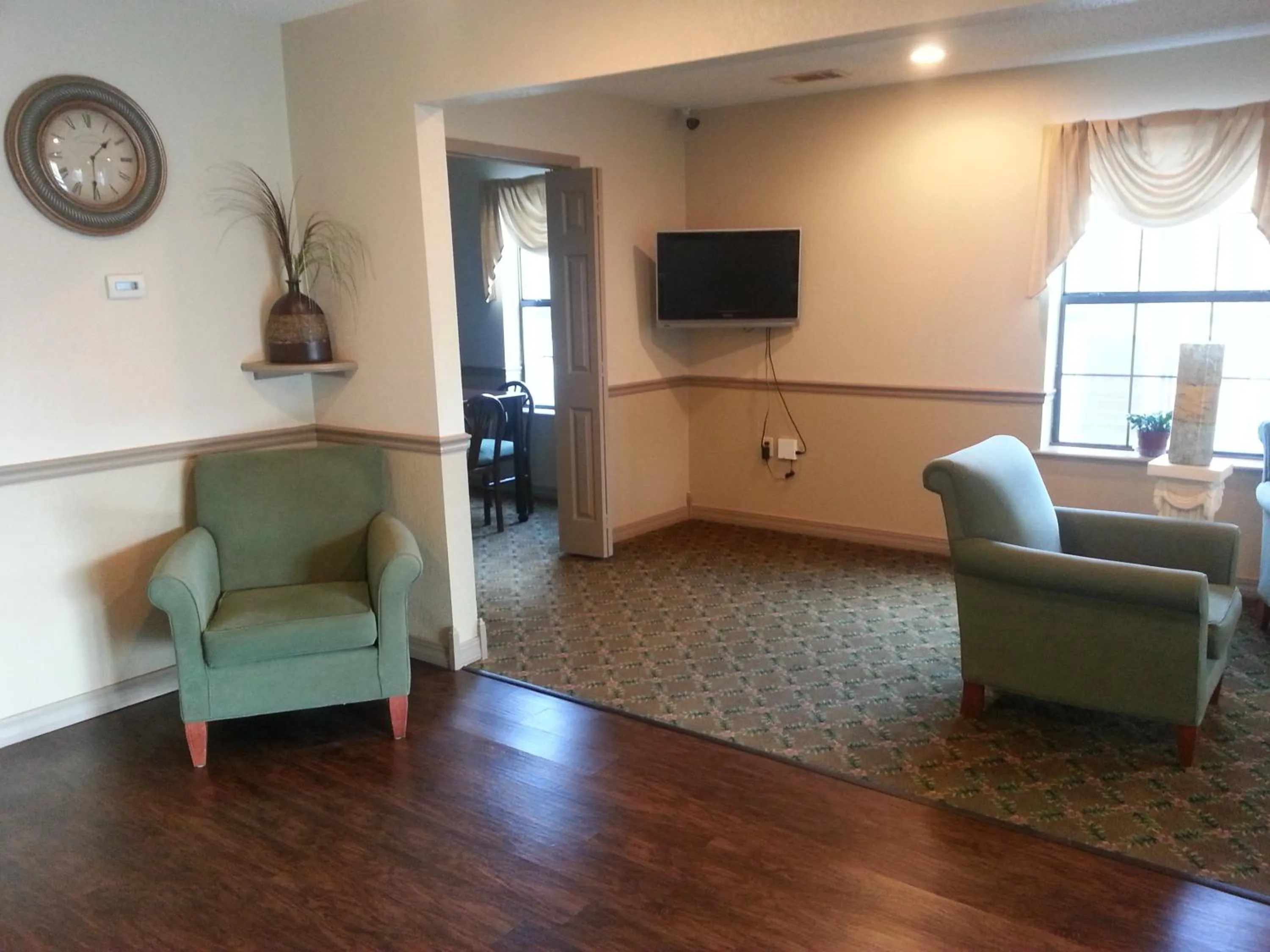 Communal lounge/ TV room in Americas Best Value Inn & Suites - Little Rock - Maumelle