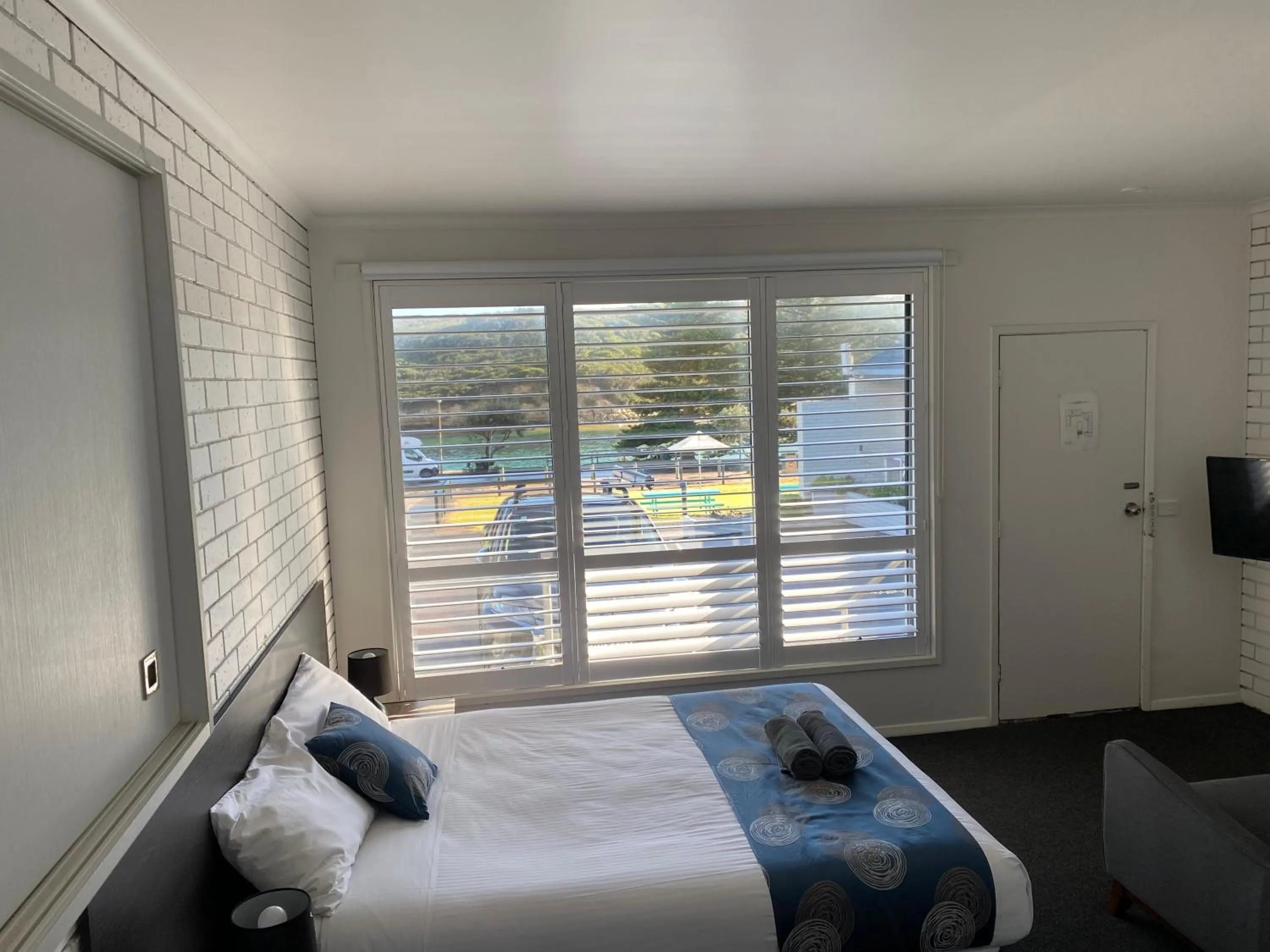 Bed in Southern Ocean Motor Inn