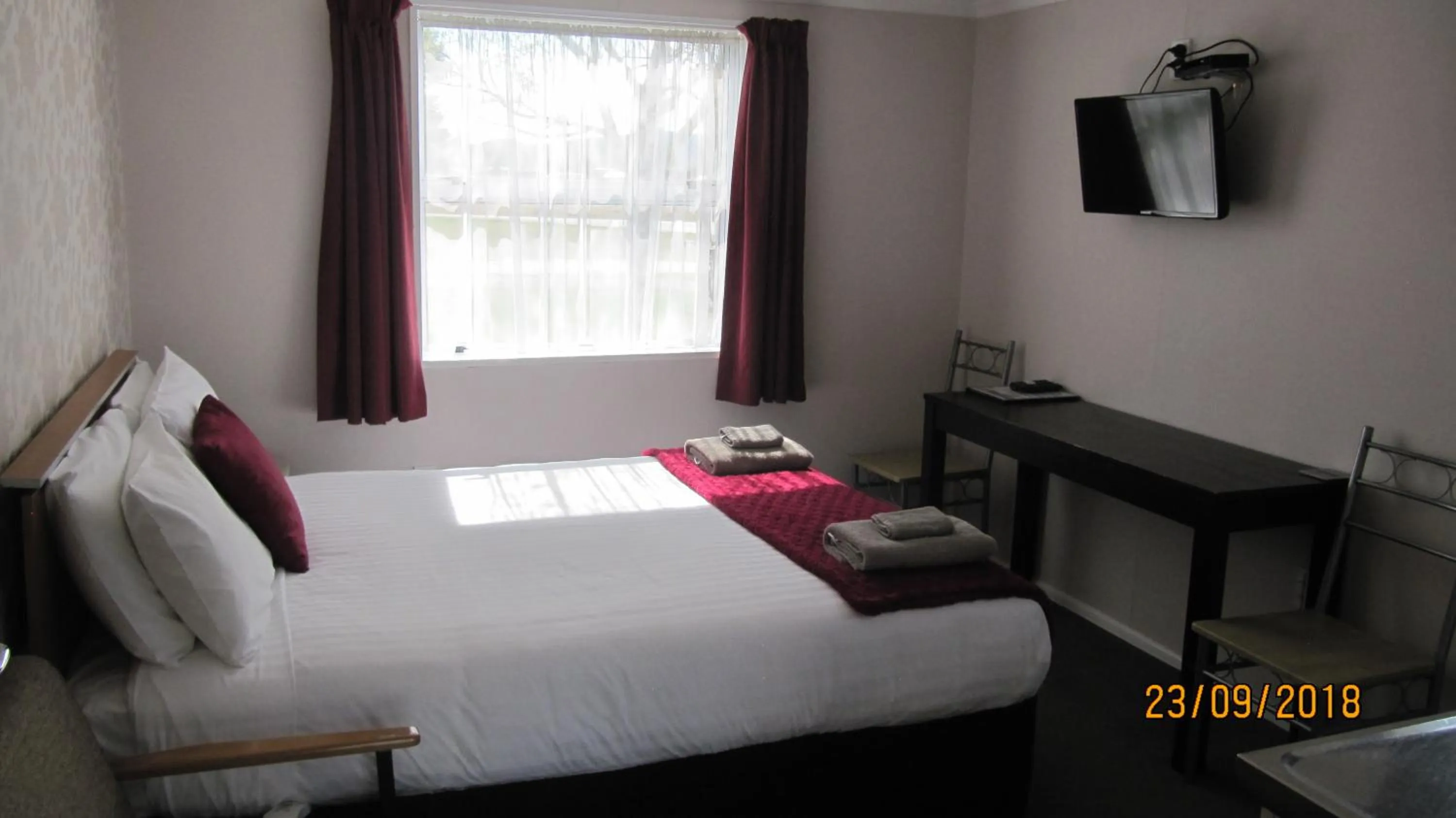 Living room, Bed in Ahuriri Motels