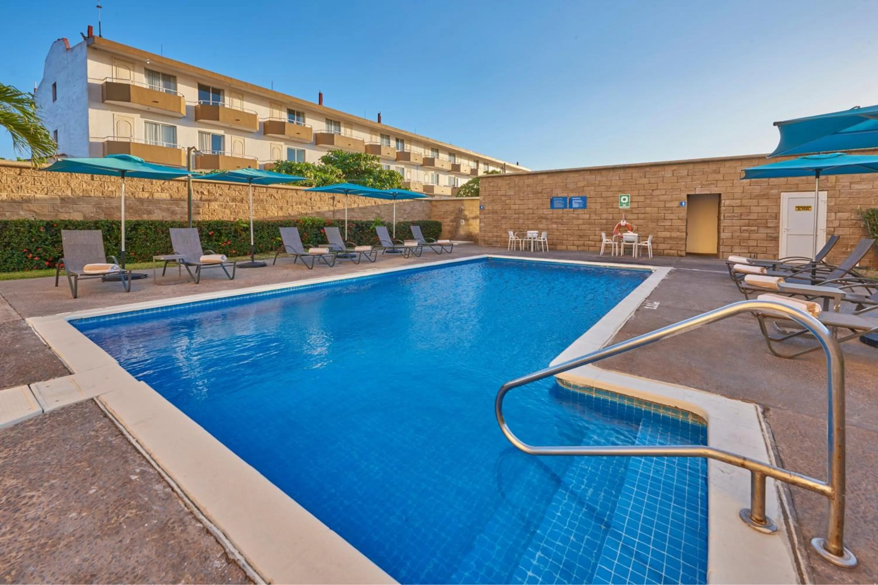 Swimming pool in City Express by Marriott Manzanillo