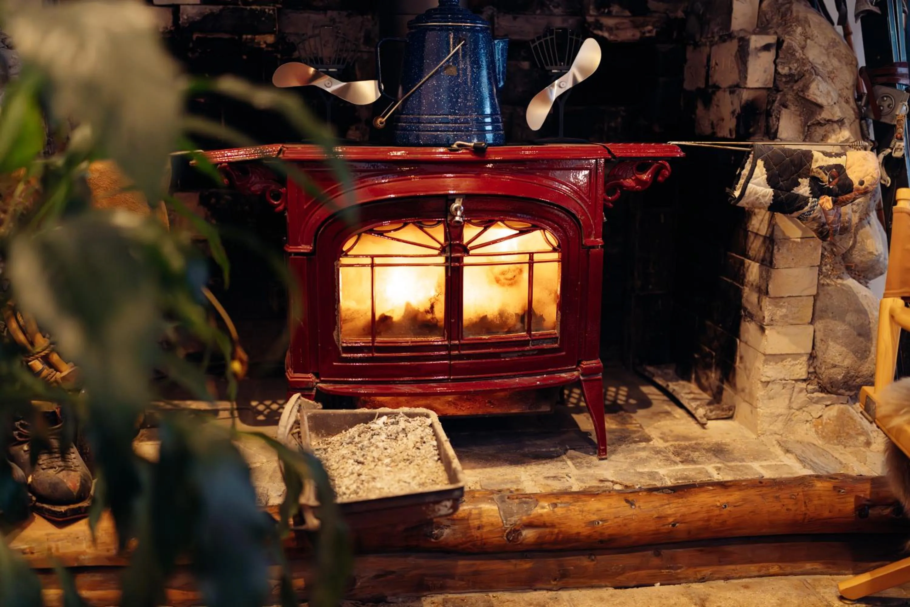 Communal lounge/ TV room in Country Inn Milky House