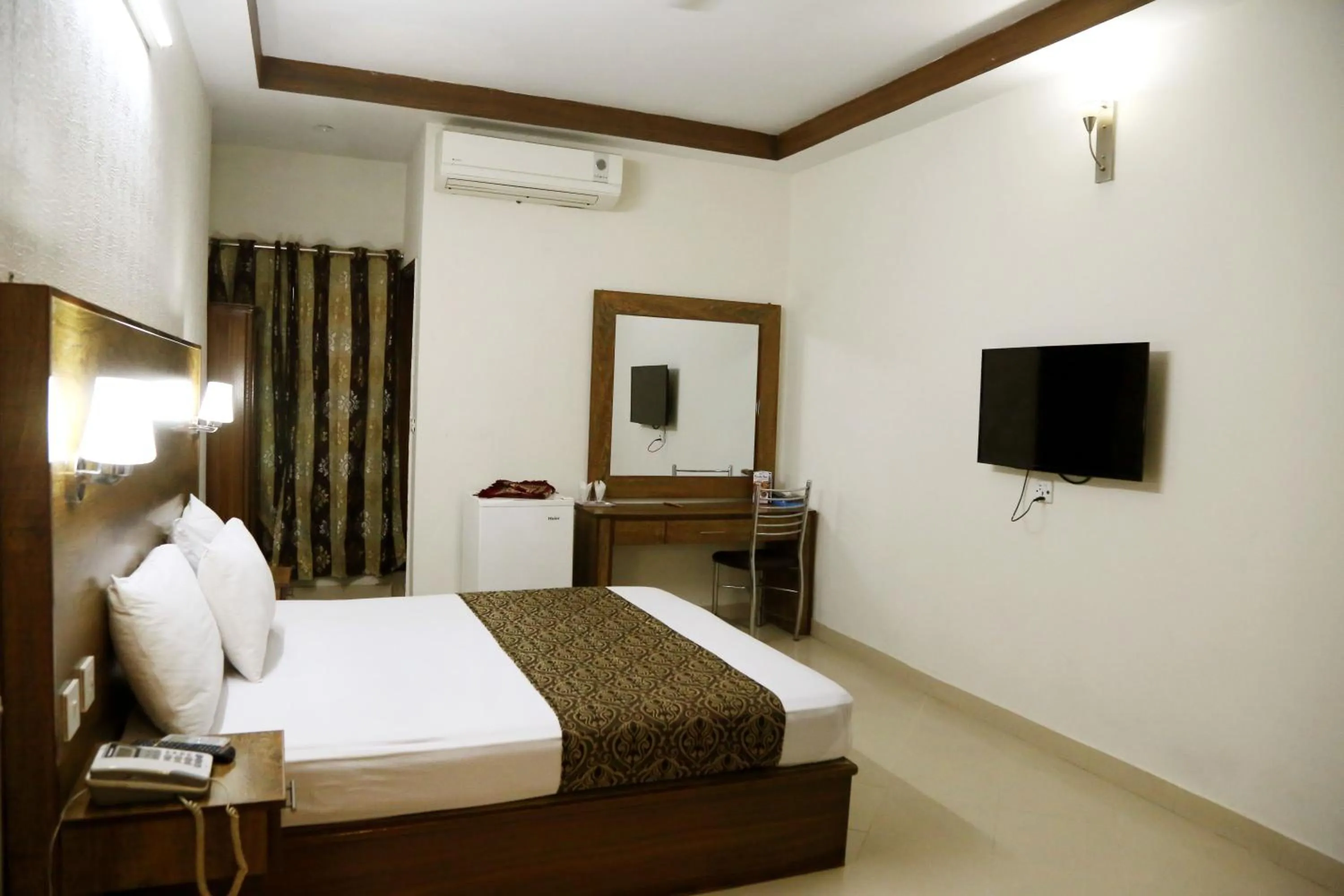 Bed in Fiesta Inn Hotel & Resorts Multan