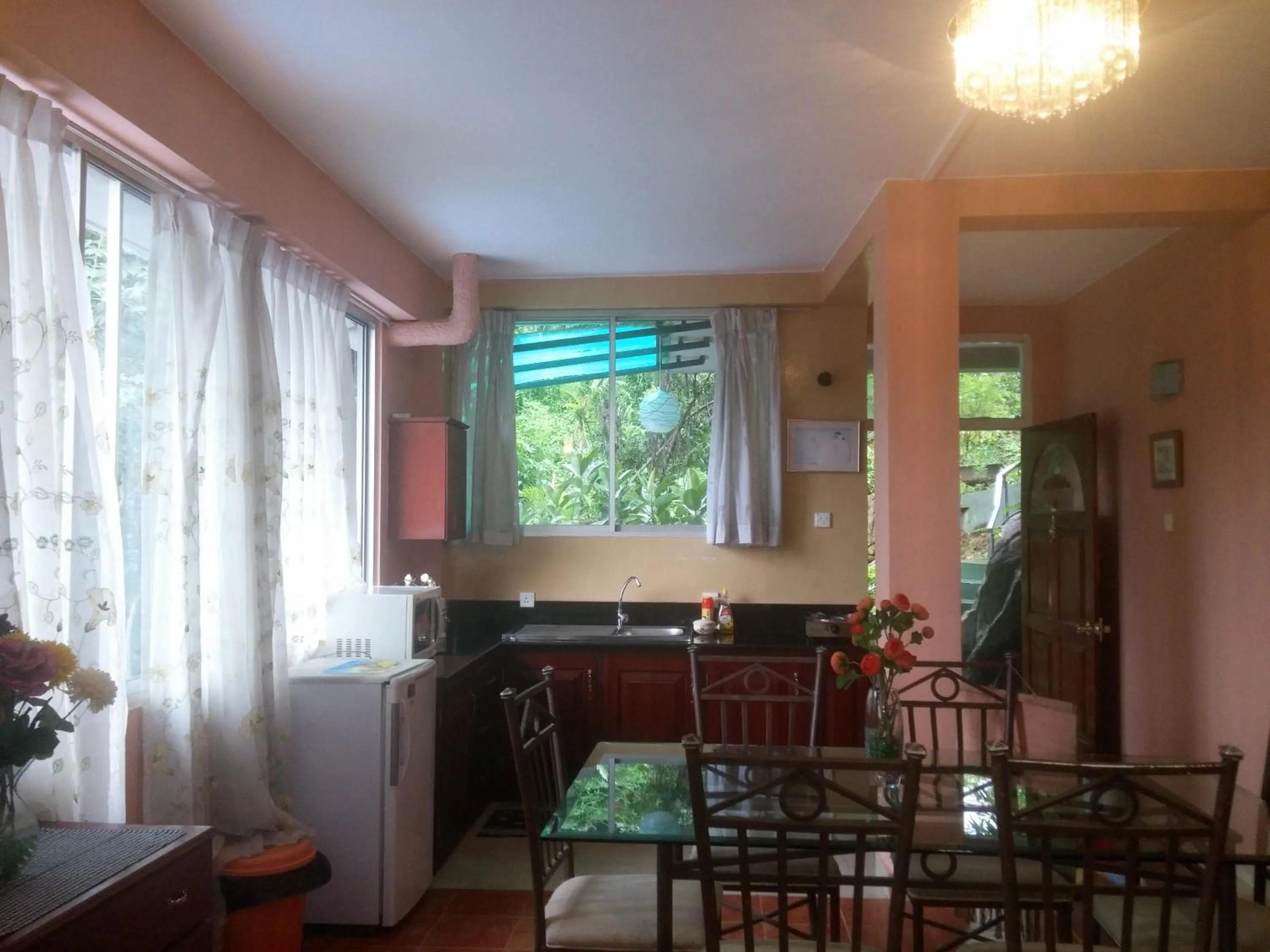 Dining area in Days Inn