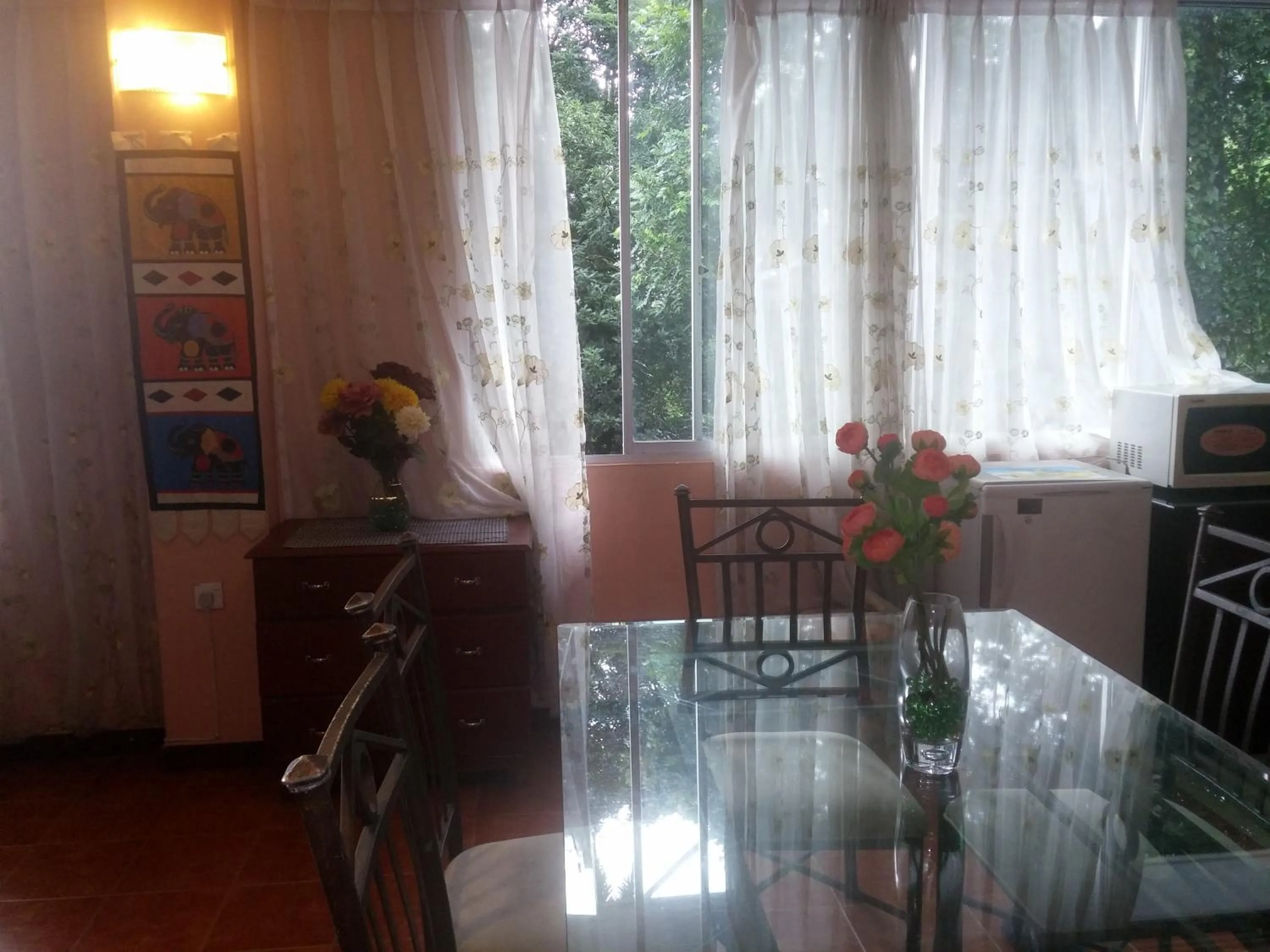 Dining area in Days Inn