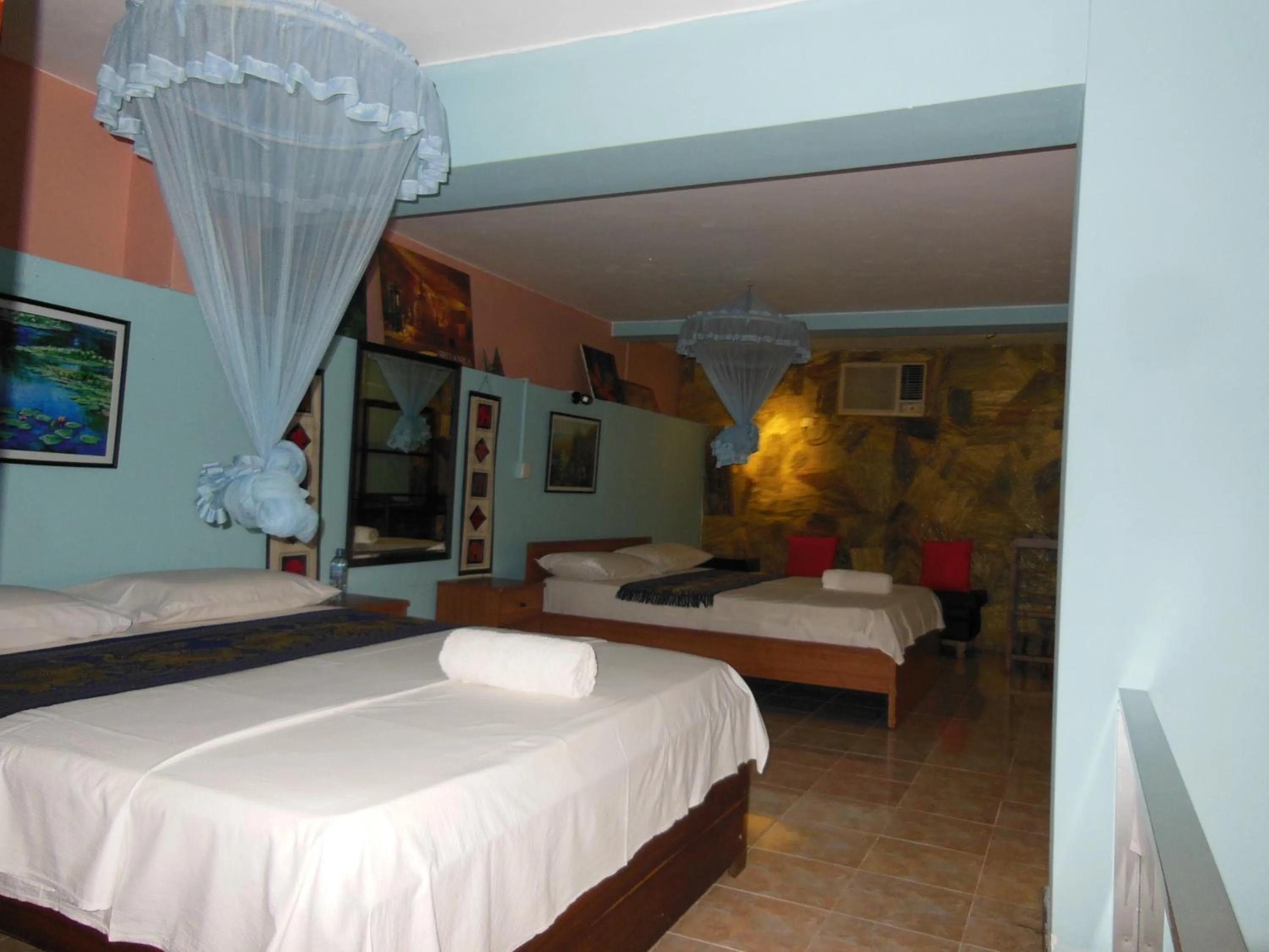 Photo of the whole room, Bed in Days Inn