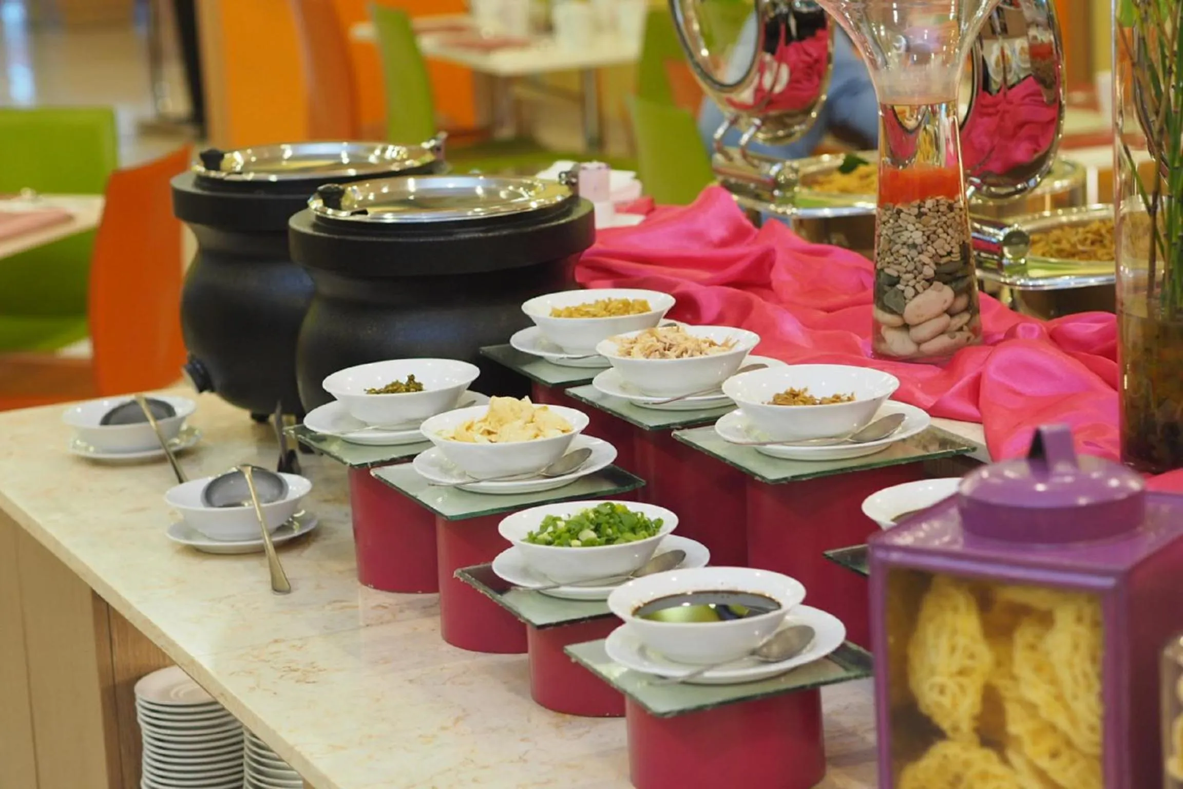 Restaurant/places to eat in favehotel Manahan - Solo