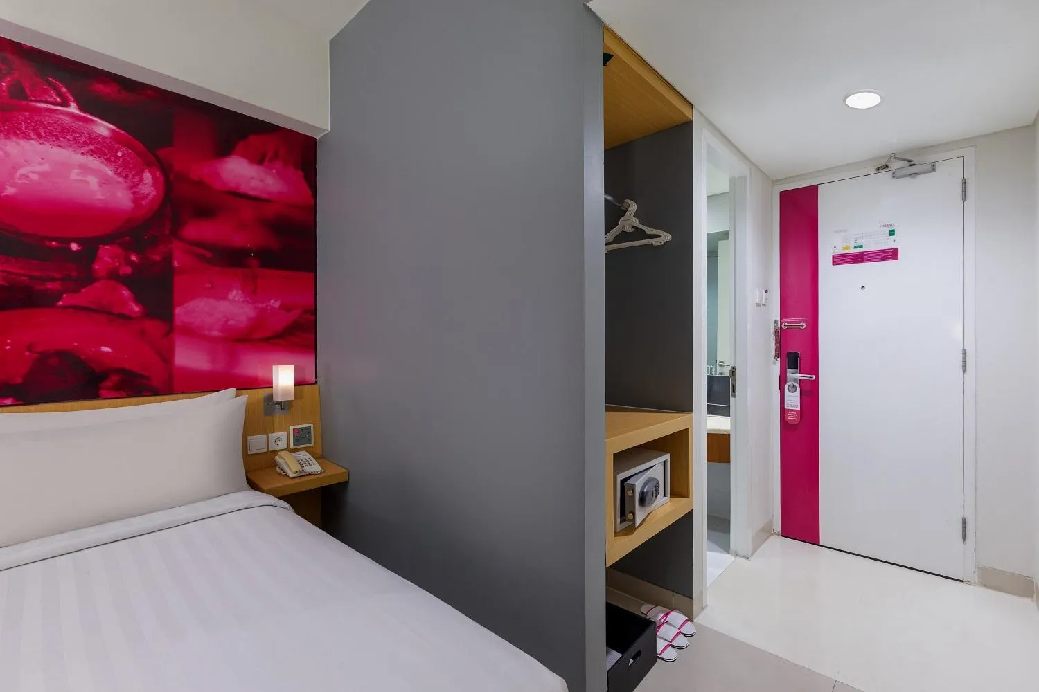 wardrobe, Bed in favehotel Manahan - Solo