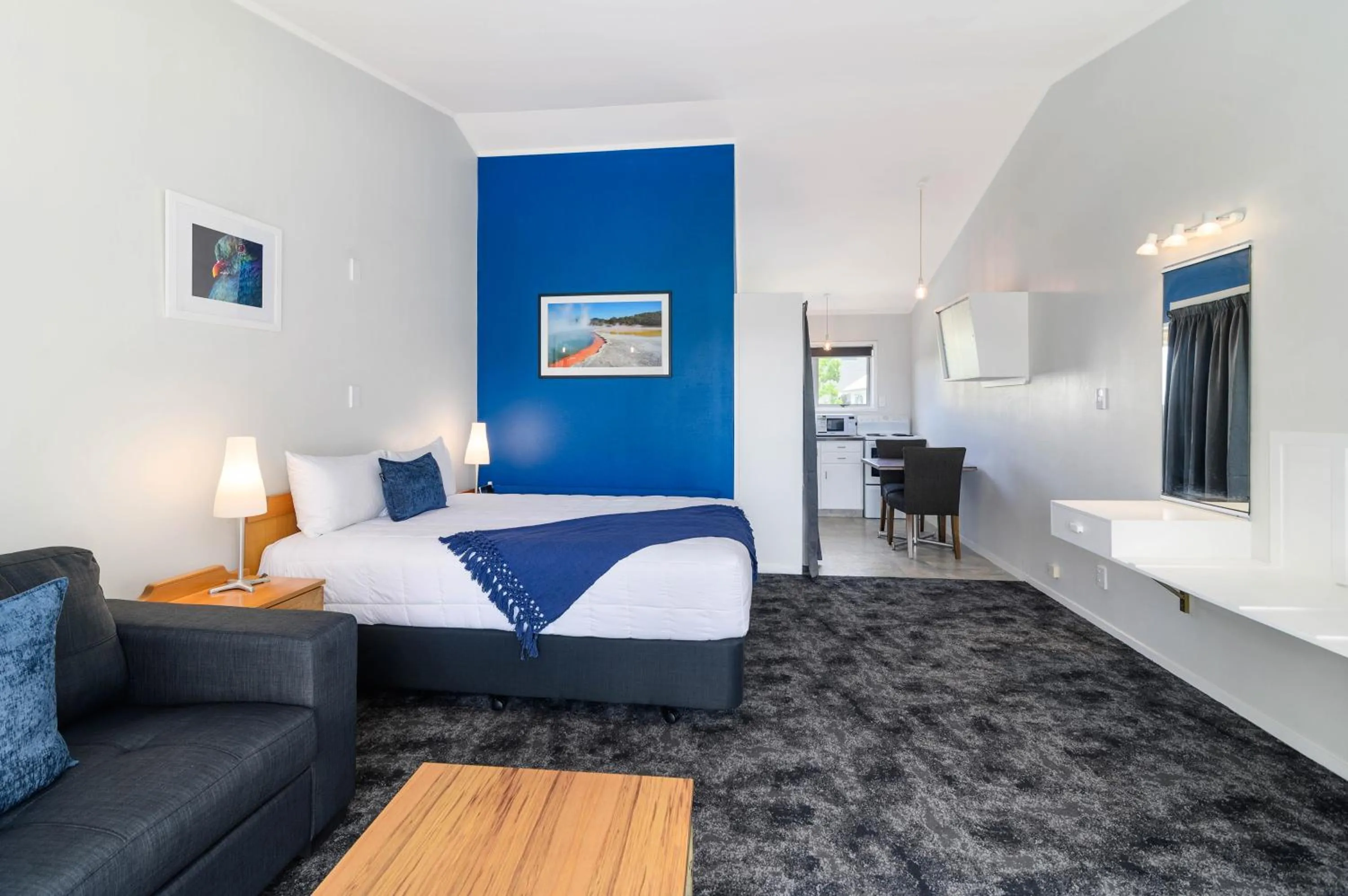 Living room, Bed in Lake Lodge Motel Rotorua