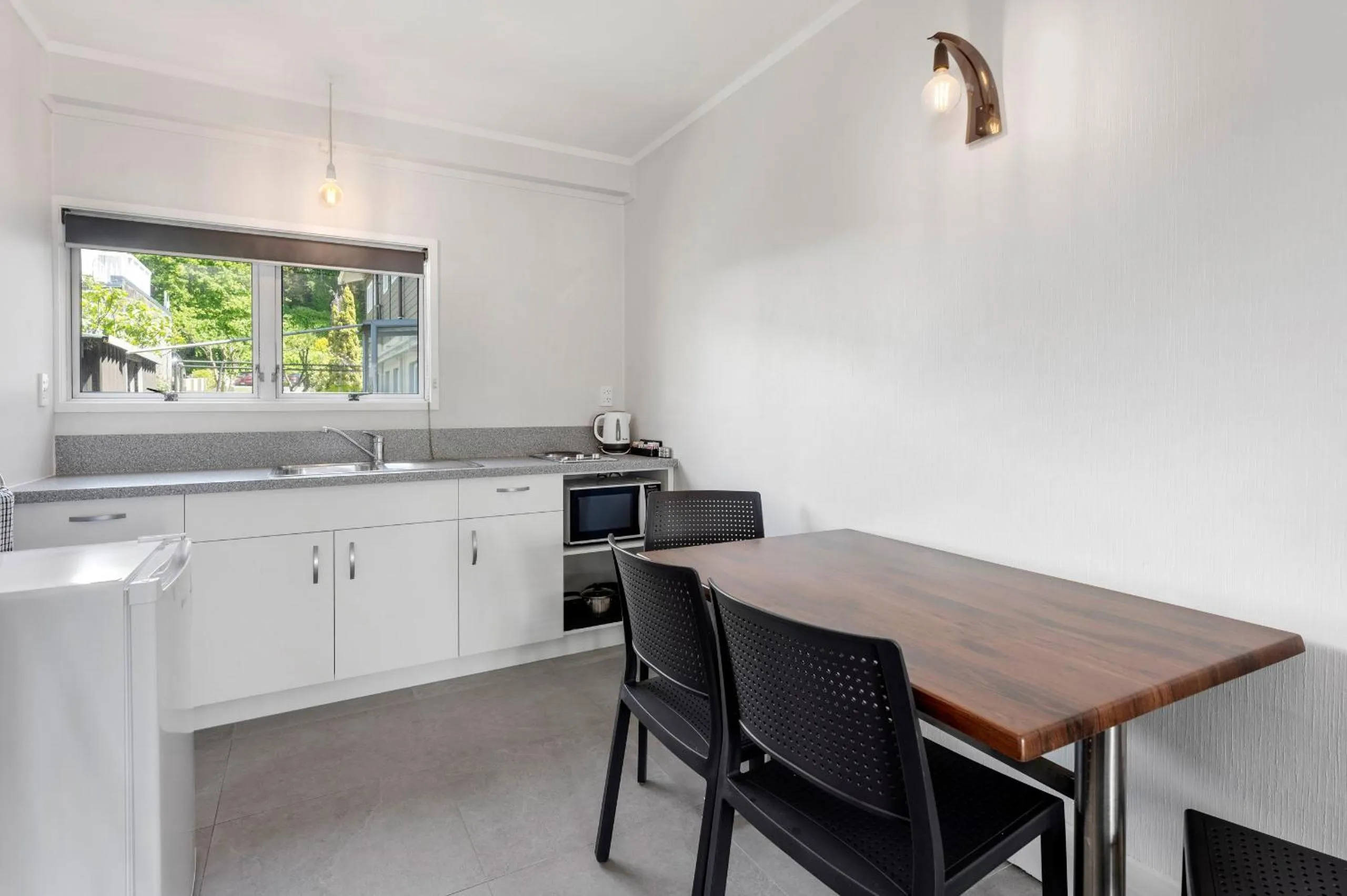 Kitchen or kitchenette in Lake Lodge Motel Rotorua