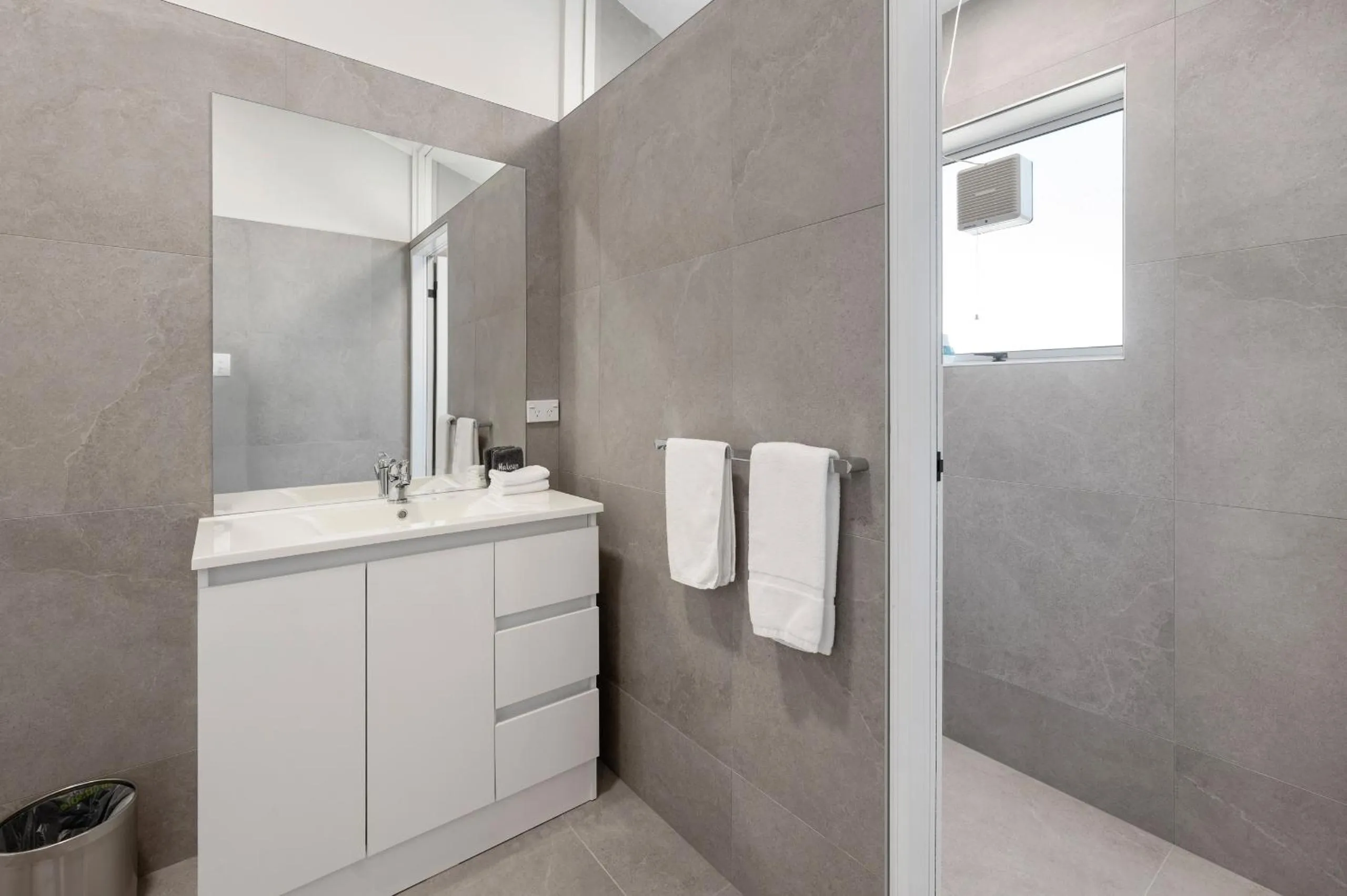 Bathroom in Lake Lodge Motel Rotorua