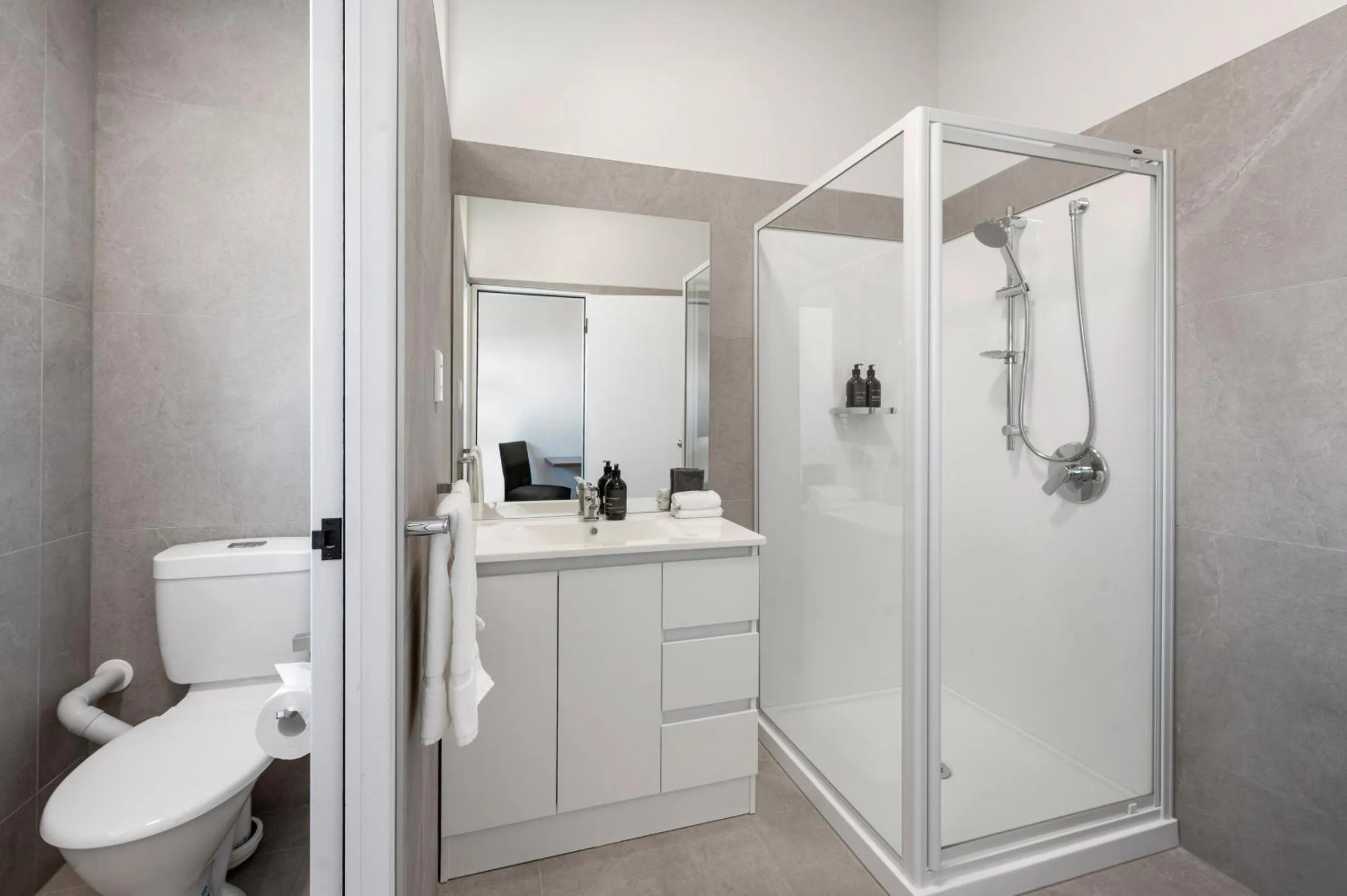 Bathroom in Lake Lodge Motel Rotorua