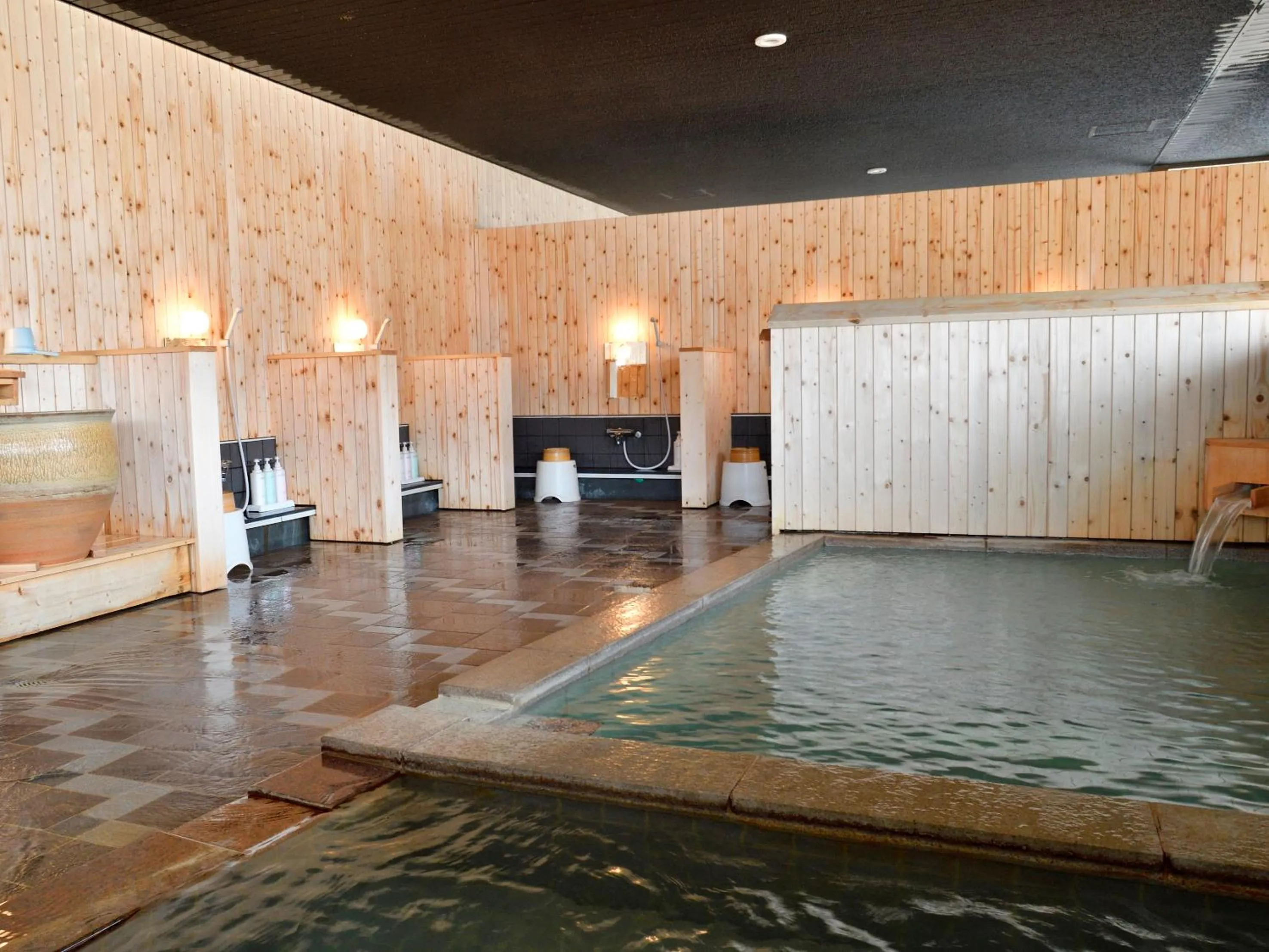 Hot Spring Bath in Oyado Kinkiyu