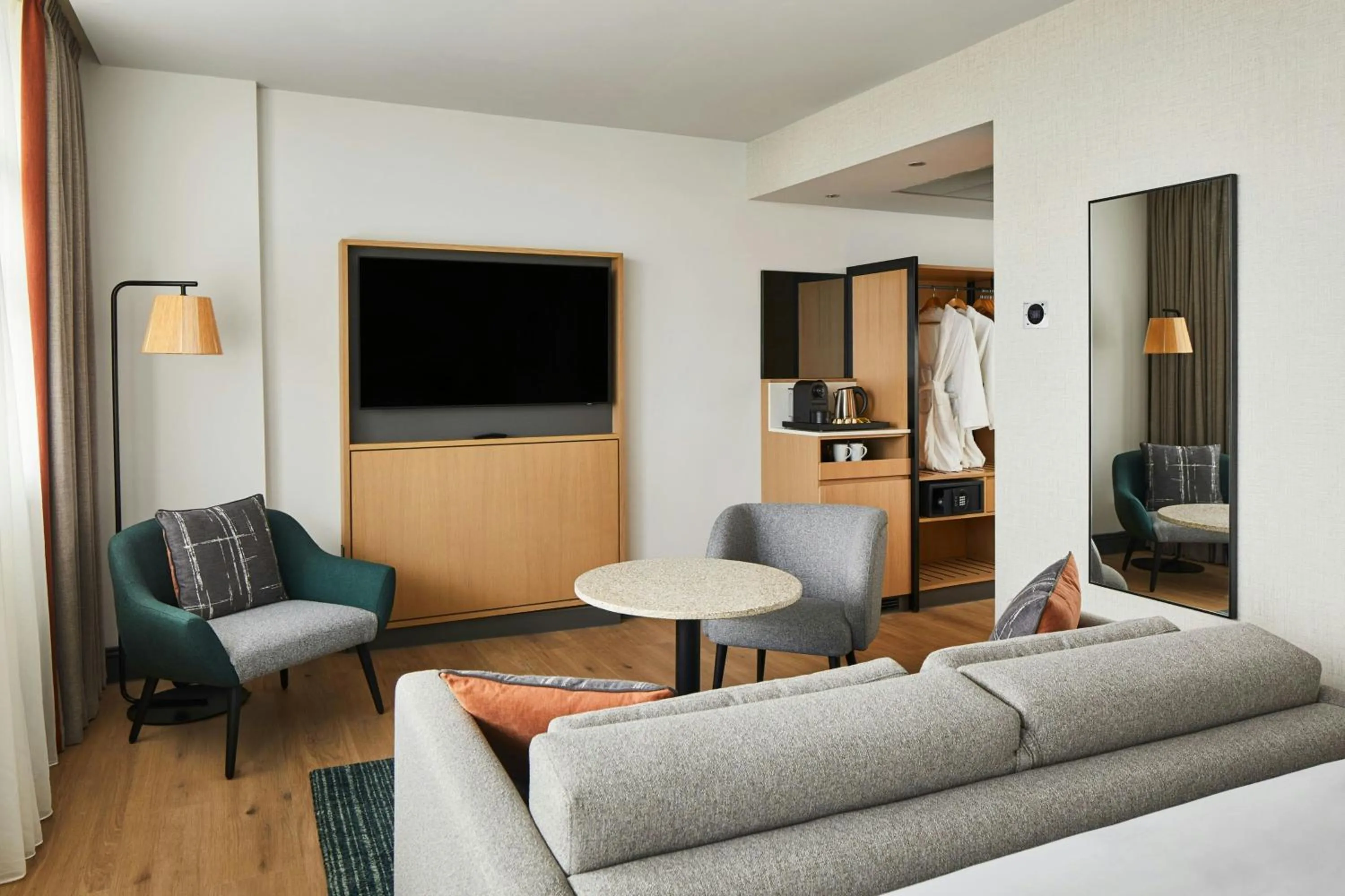 Photo of the whole room in Manchester Marriott Hotel Piccadilly