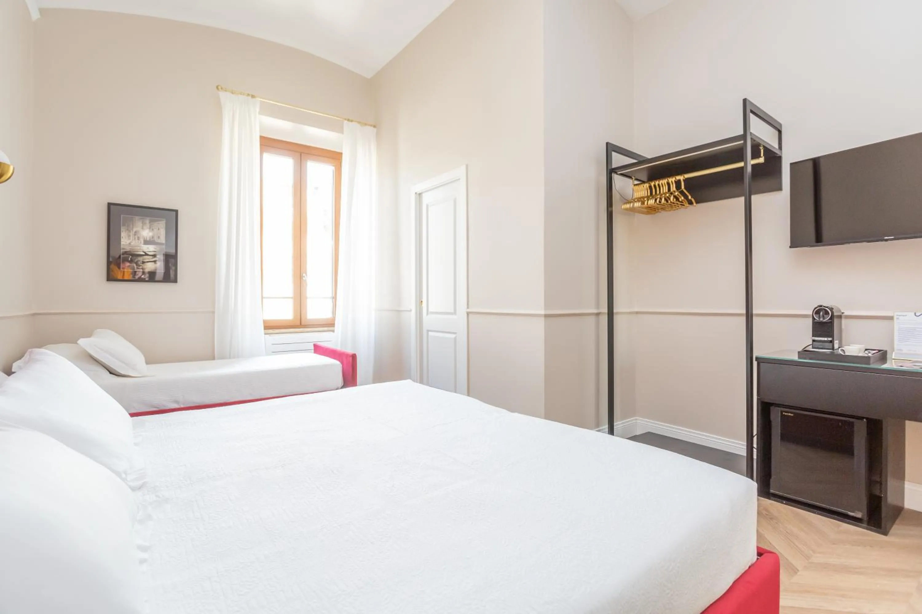 Photo of the whole room, Bed in Daplace - La Mongolfiera Rooms in Navona