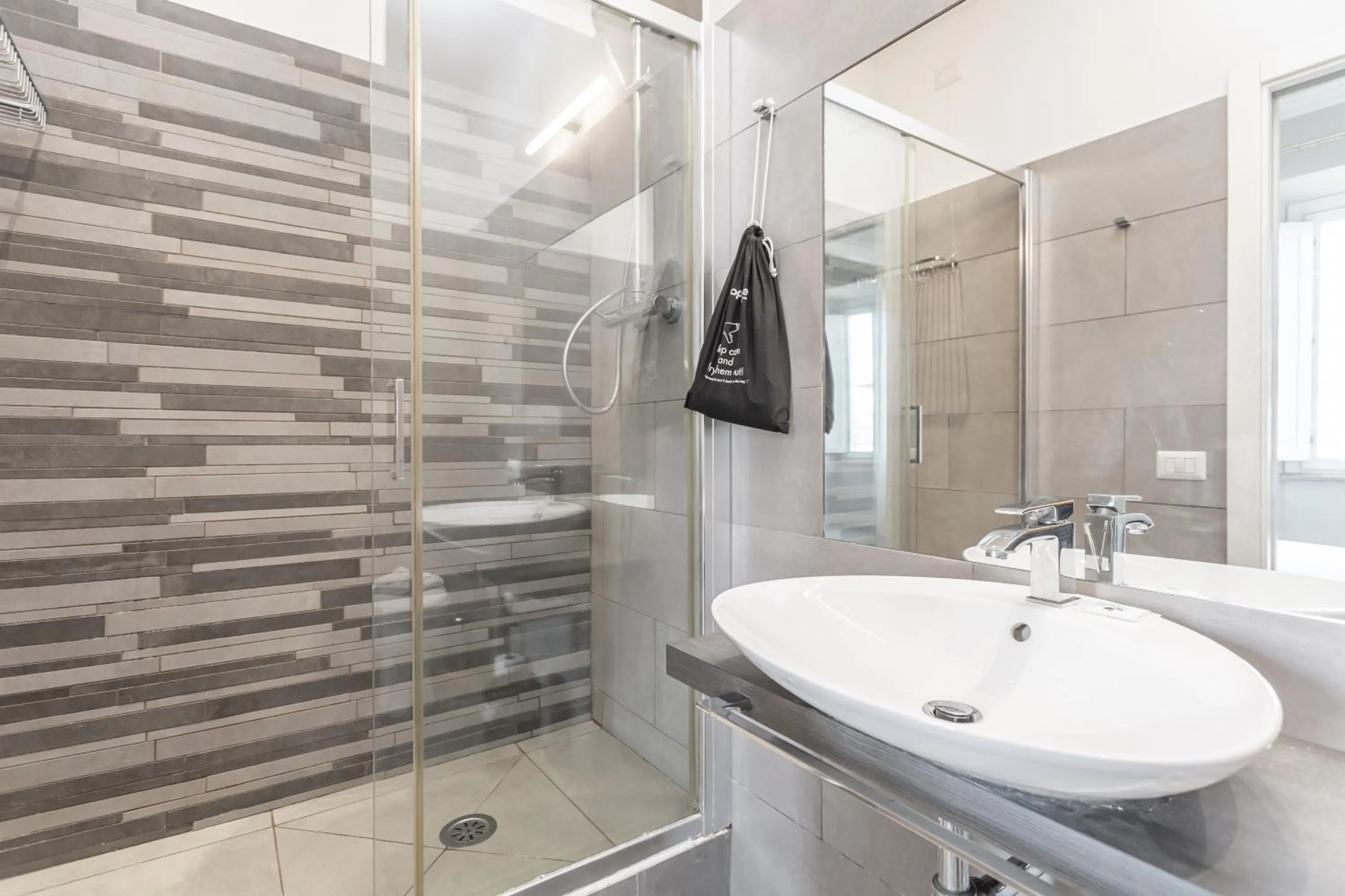 Bathroom in Daplace - La Mongolfiera Rooms in Navona