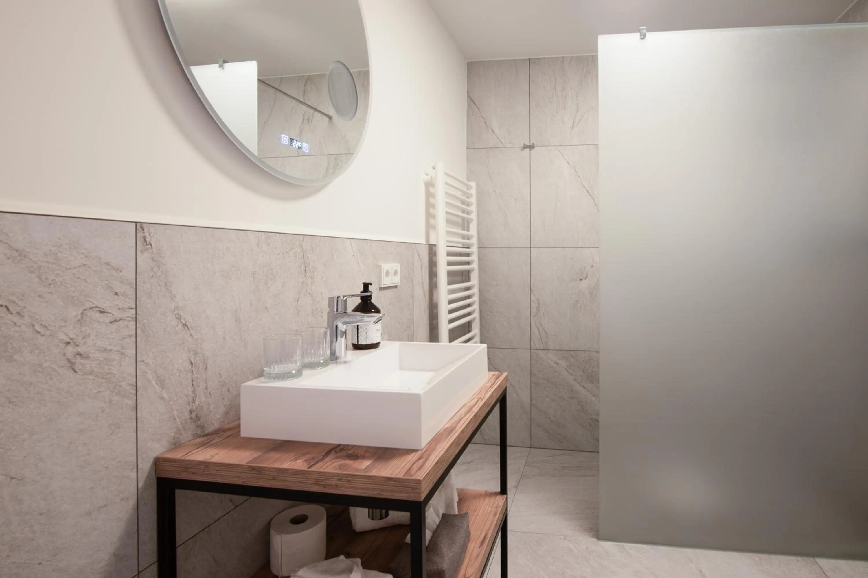 Shower in Terofal Hotel Schliersee - Komplett neu renoviert