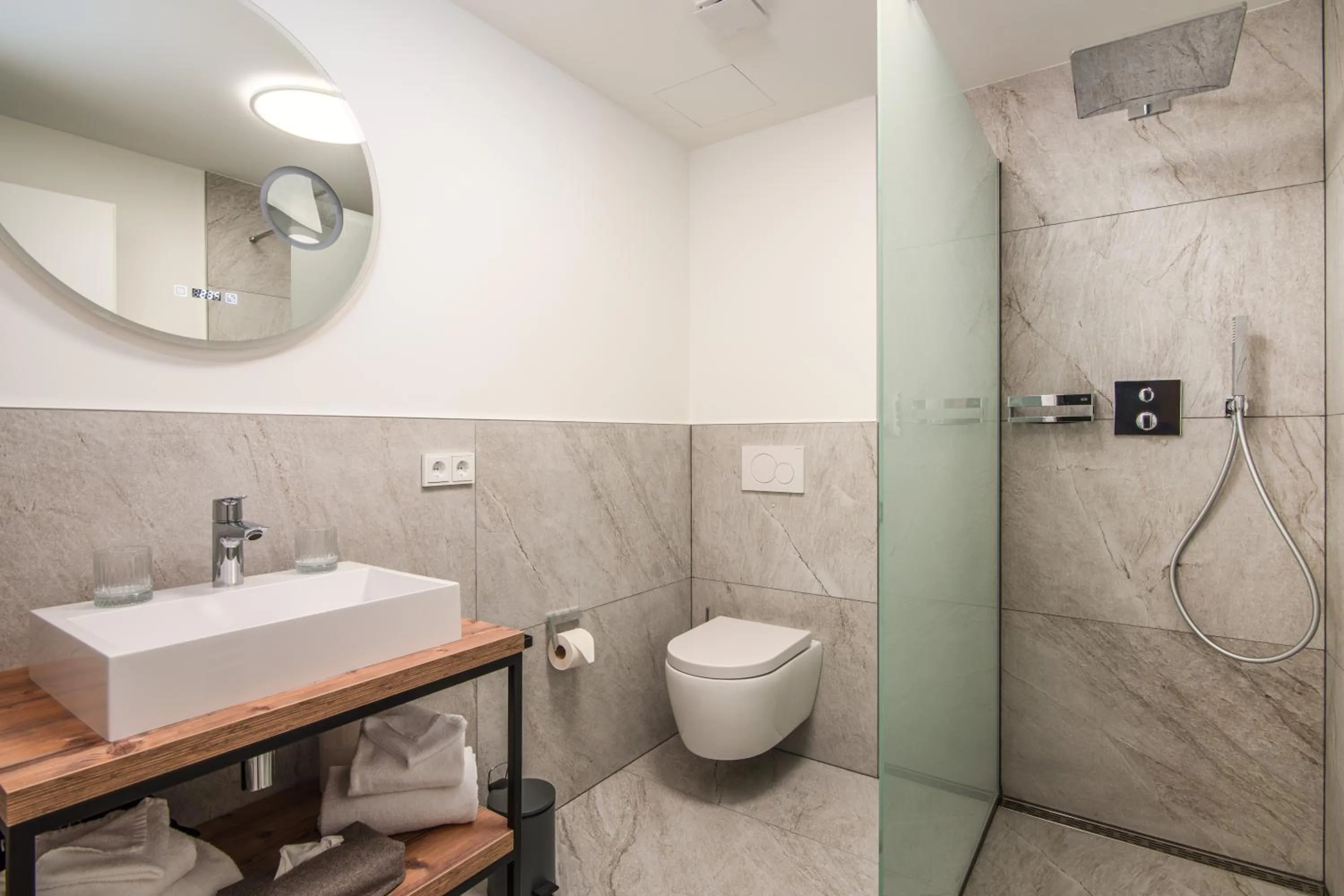 Shower in Terofal Hotel Schliersee - Komplett neu renoviert