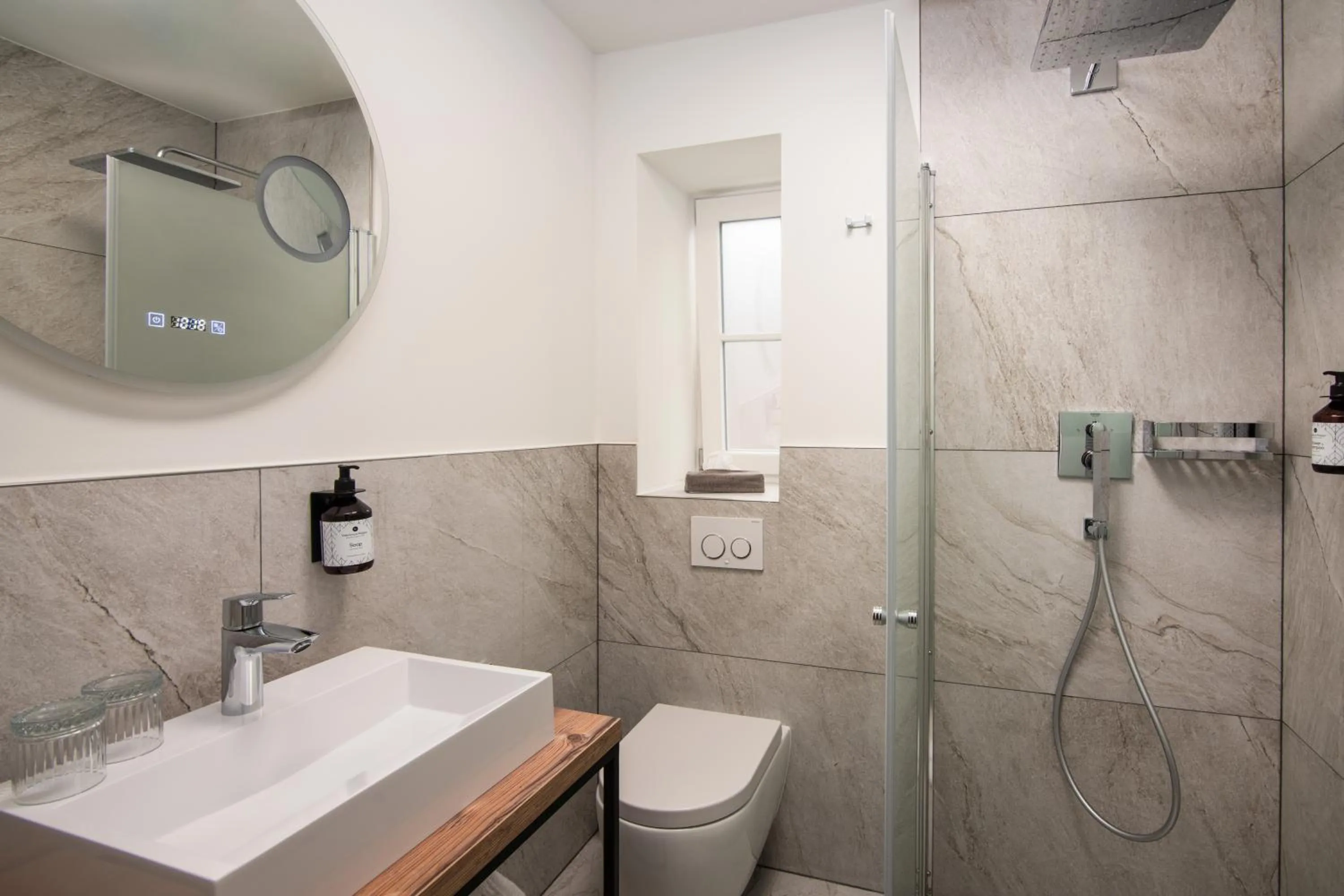 Shower in Terofal Hotel Schliersee - Komplett neu renoviert