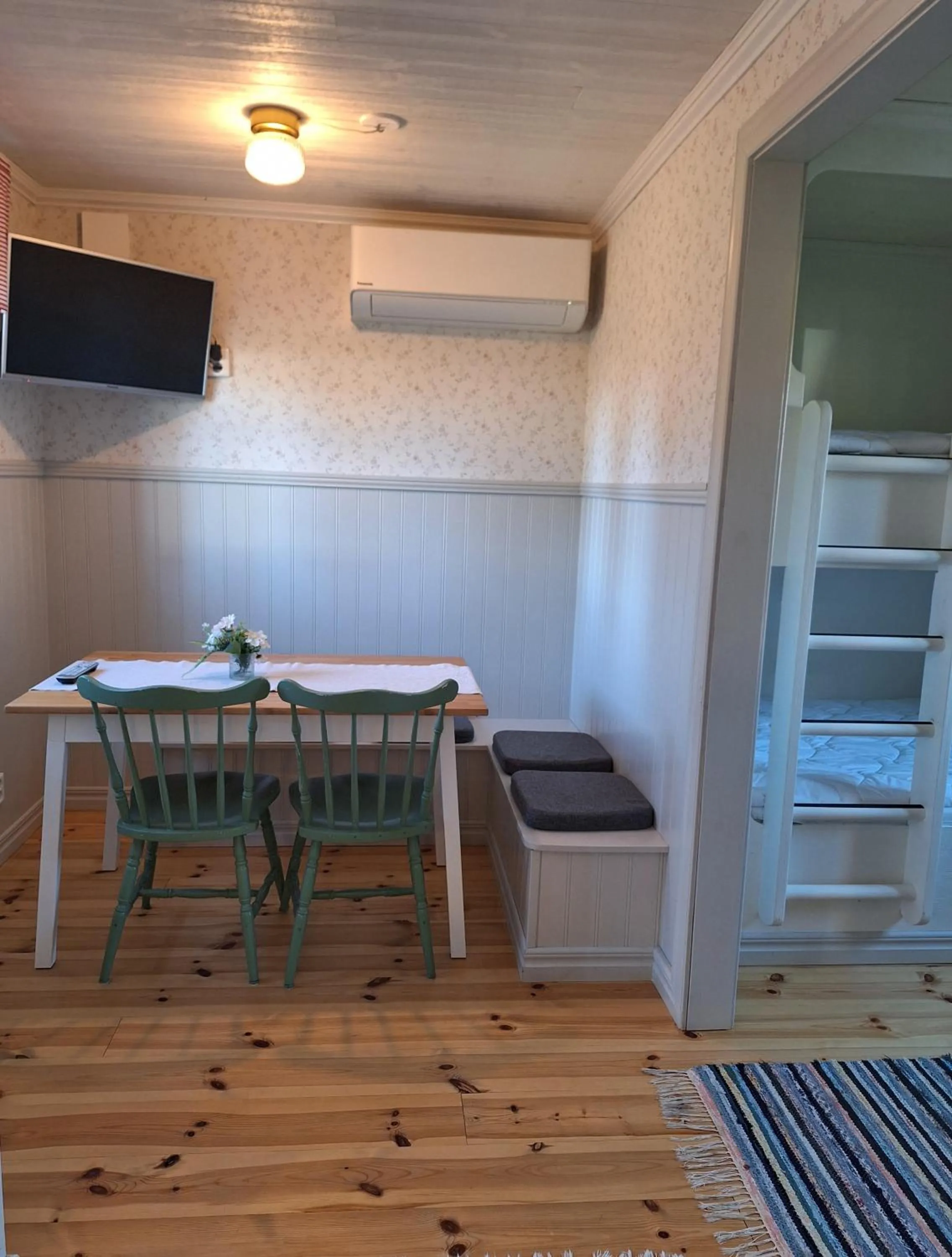 Living room in Korskullens Stugor