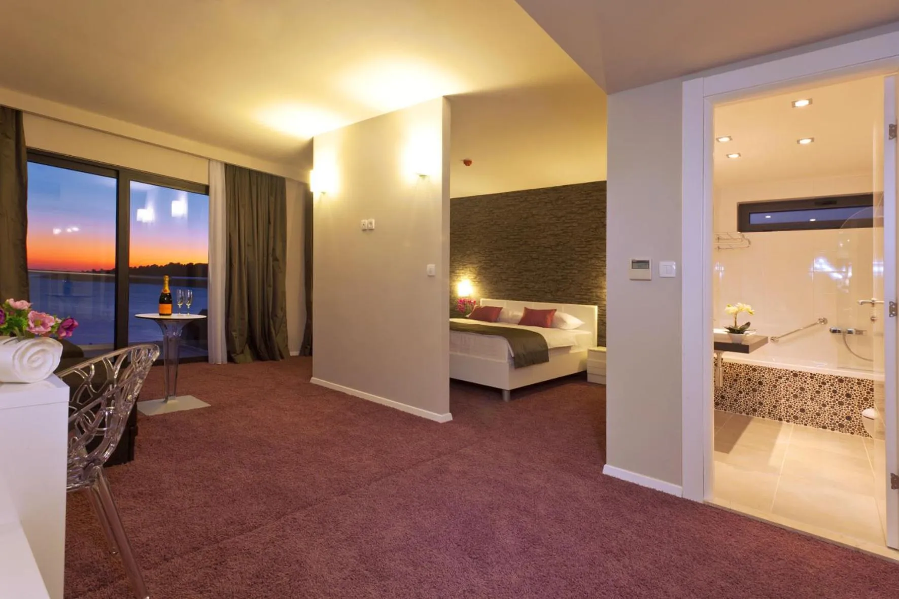 Deluxe Suite with Sea View and Balcony in Boutique Hotel Life