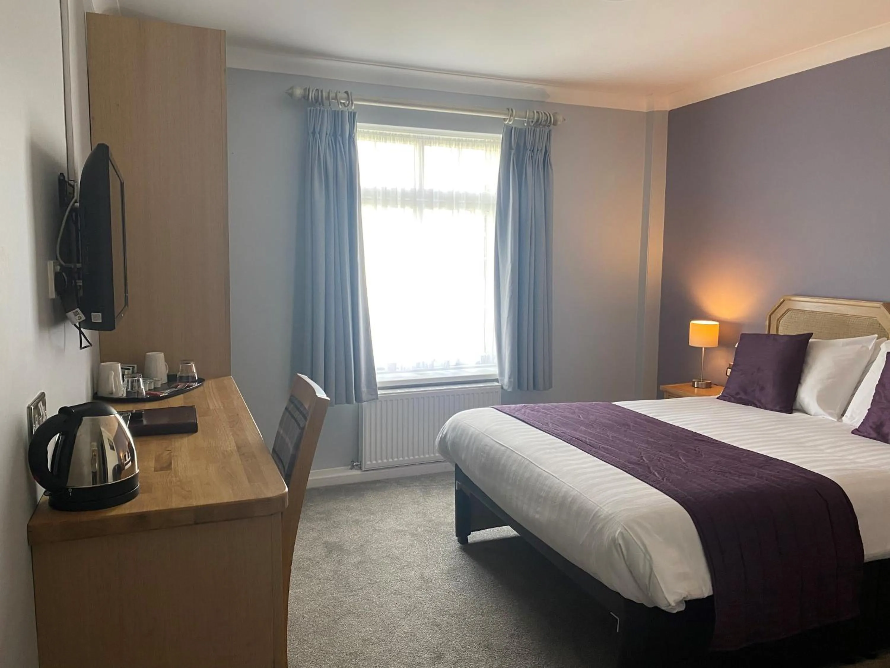 Bedroom, Bed in Exeter Court Hotel