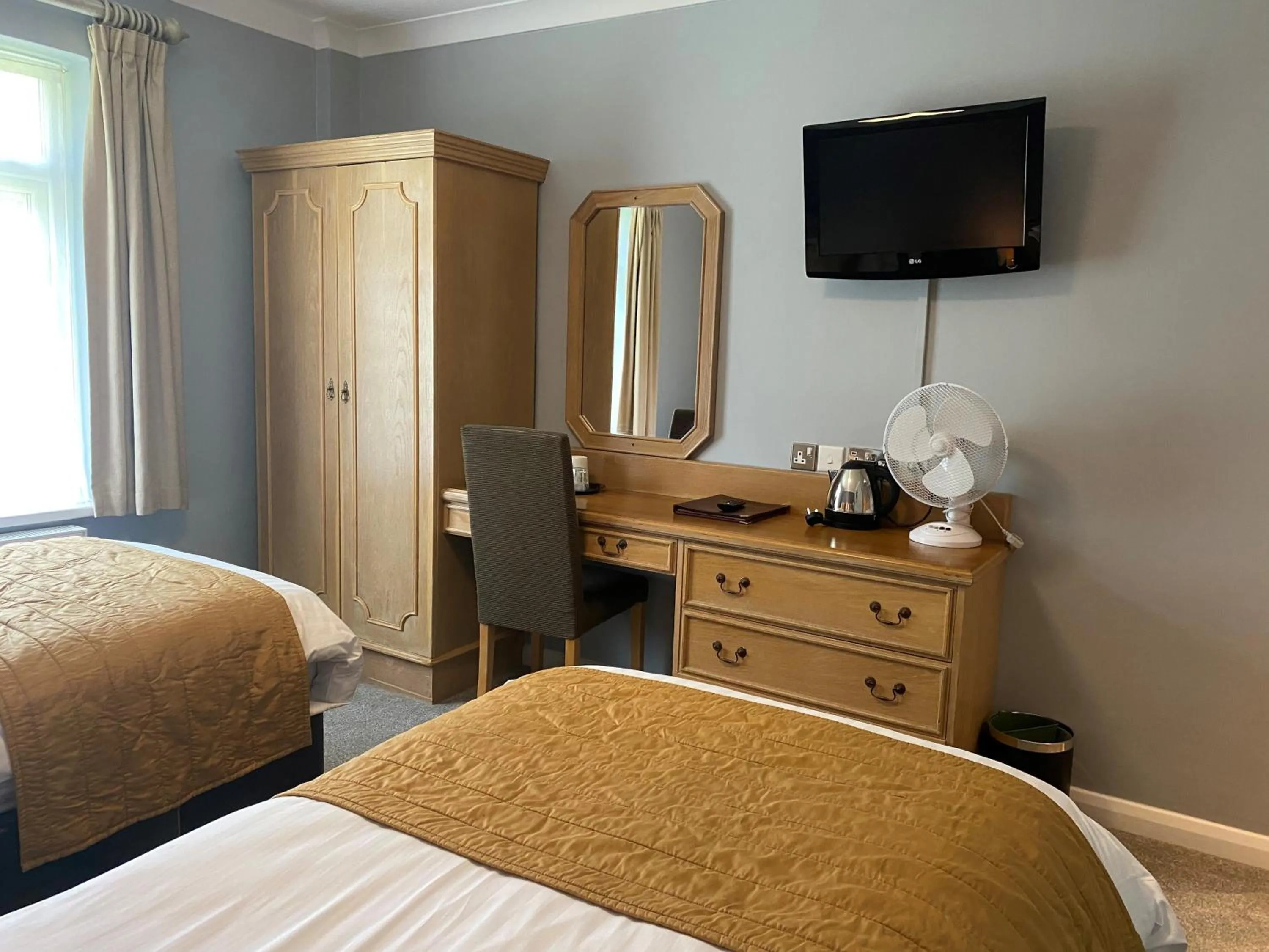 wardrobe, Bed in Exeter Court Hotel