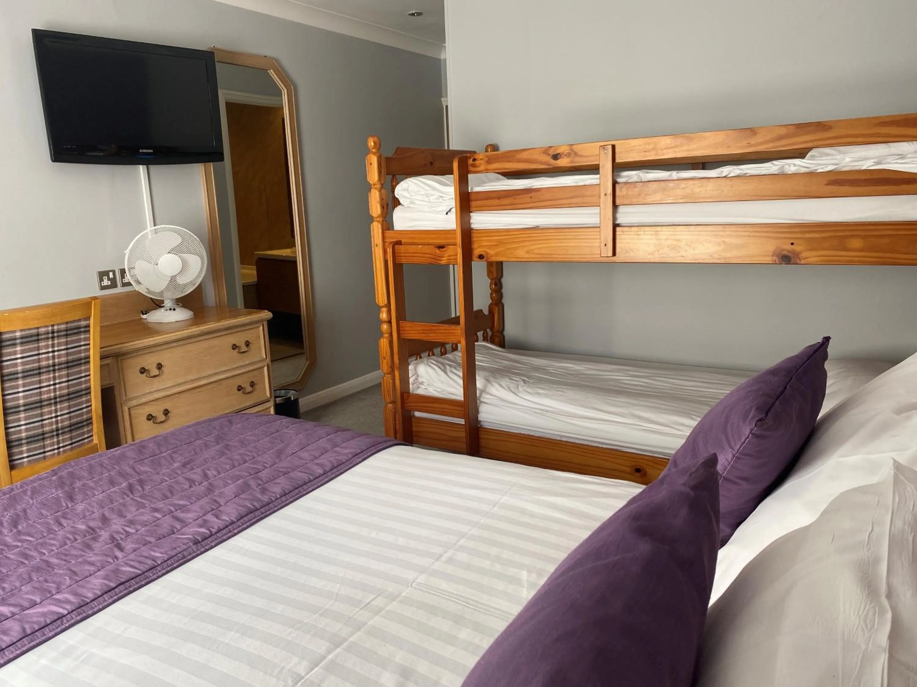 Bedroom, Bed in Exeter Court Hotel